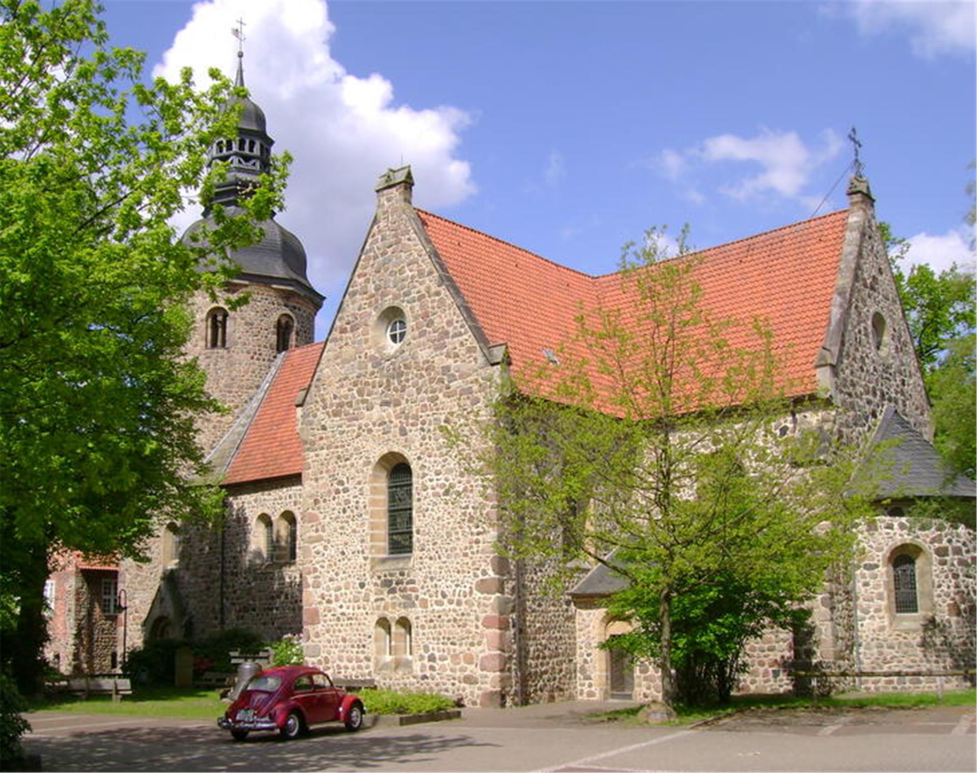 Käfer vor St.-Viti-Kirche