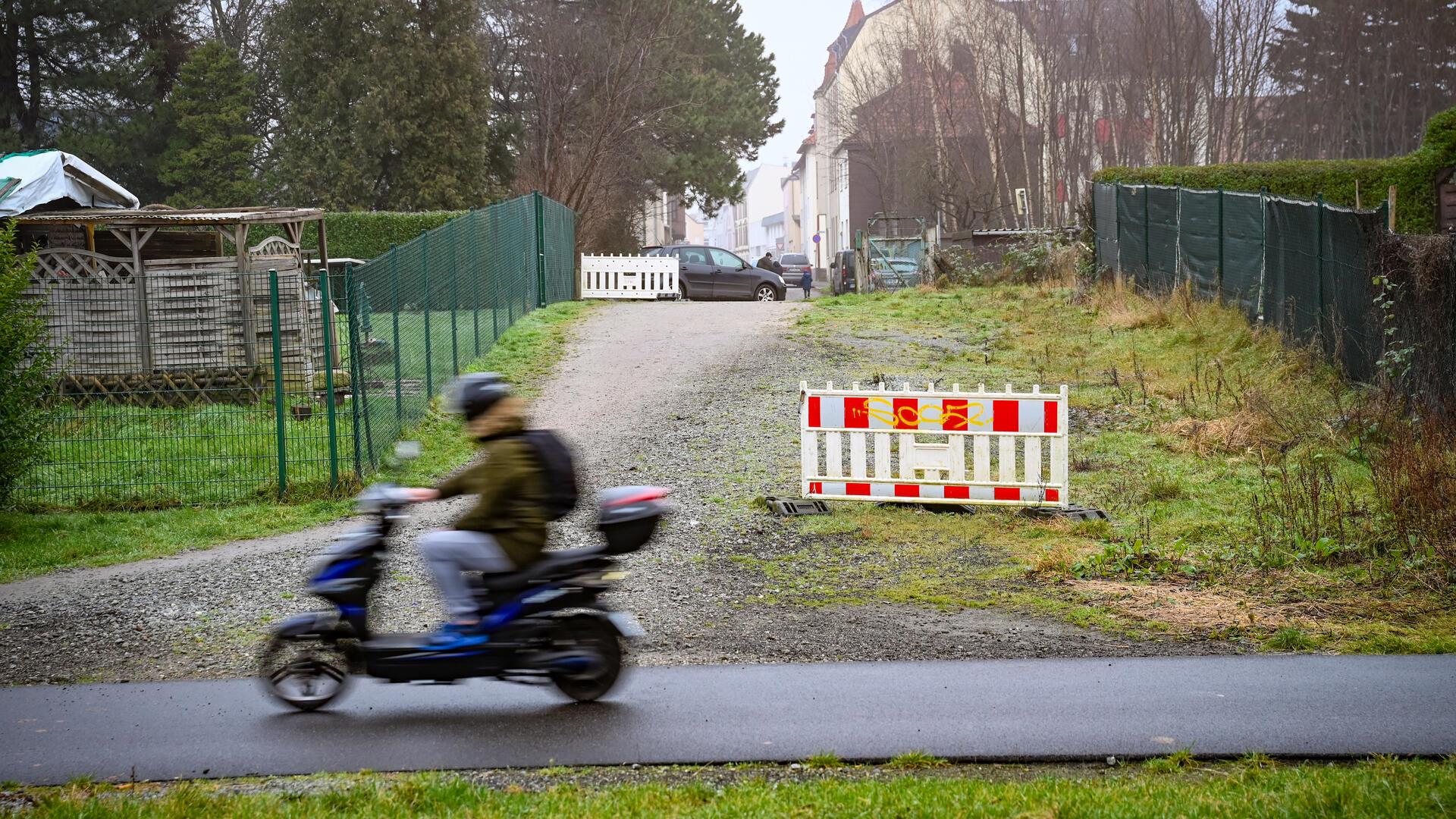 Die Zufahrt von der Weserstraße über Deichsfeld zum Radschnellweg Fahrgrad 8 lässt zu wünschen übrig.