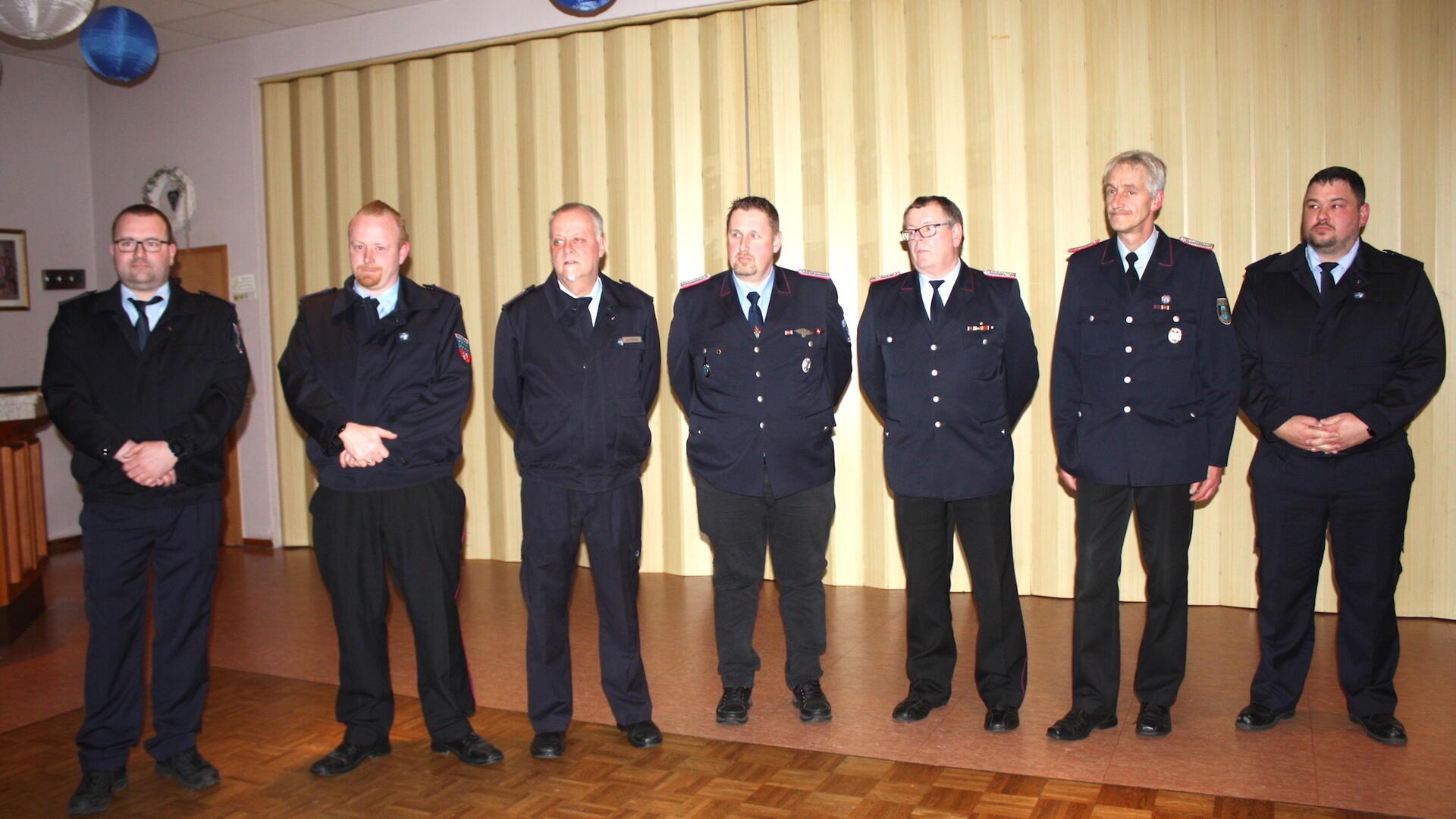 Die Zugführer und ihre Stellvertreter der Feuerwehr-Kreisbereitschaften kurz vor der Überreichung ihrer Ernennungsurkunden.