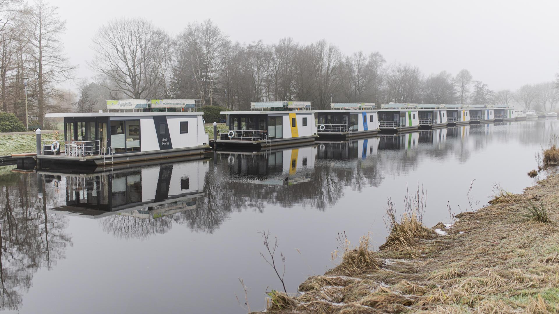 Hausboote am Kanal