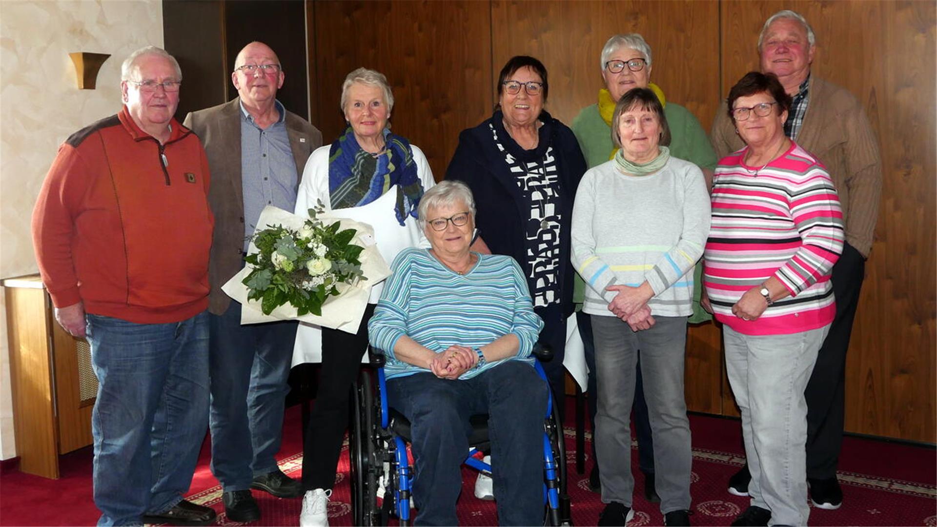 Die anwesenden Vorstandsmitglieder Ulrich Tauchert (von links), Christian Hoberg, Ingret Bierik, Hela Neumann, Helga Grischow, Irmgard Fehner, Evi Ferber, Paul Heijnen und Renate Tiedemann kamen nach der Versammlung zum Foto zusammen. Ingret Bierik gehört nun weiter dem Vorstand als Beisitzerin an. 