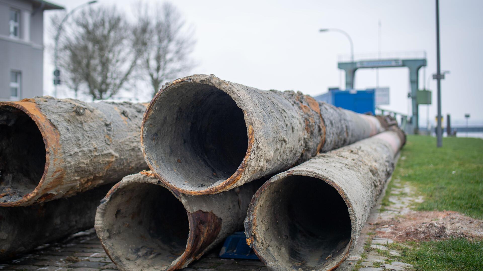 Ausgebaute Stahlröhren am Fähranleger