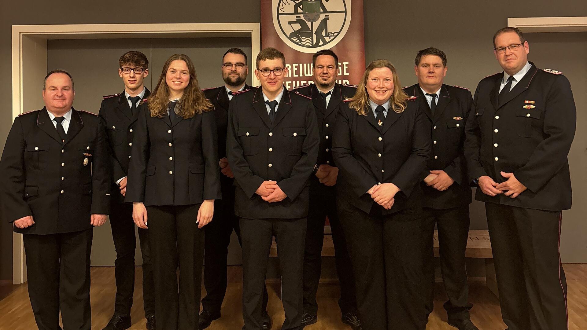 Die beförderten und gewählten Feuerwehrleute.