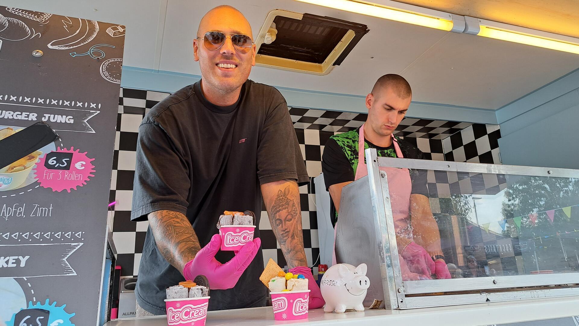 Pedro (l.) und Leon von Rolling Ice aus Hamburg kommen mit ihrem Truck zum Street-Food-Festival nach Beverstedt. 