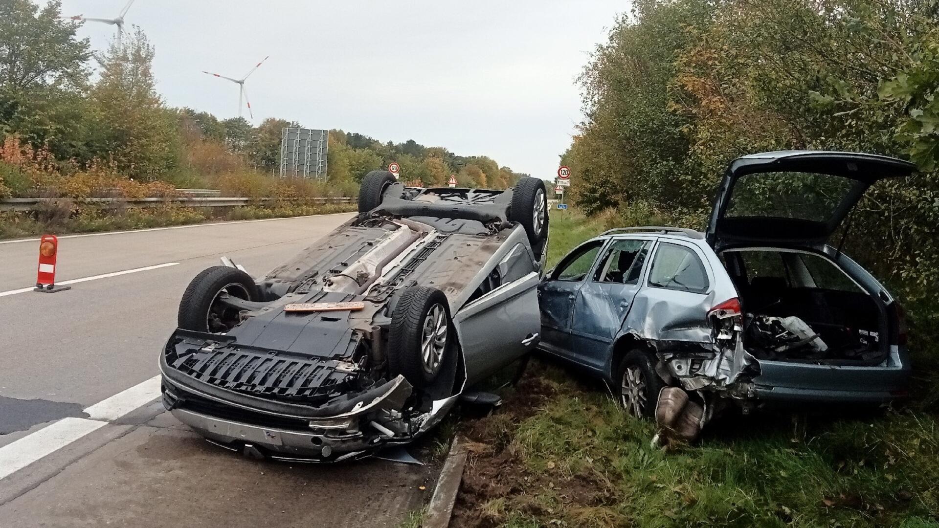 Die beiden an dem Unfall auf der A 27 beteiligten Autos wurden schwer beschädigt. 