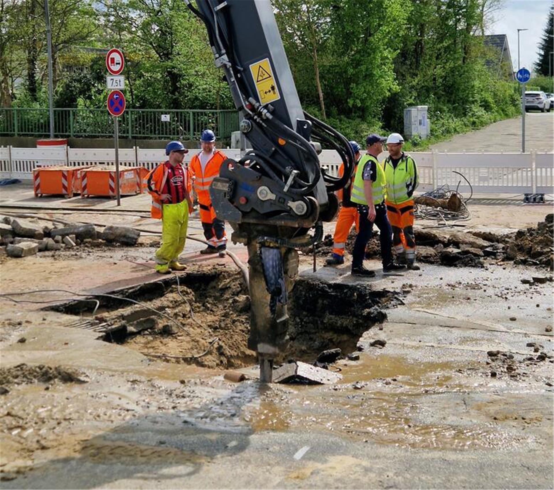 Die beschädigte Hauptwasserleitung unter der Cherbourger Straße wurde mit einem Baggermeißel freigelegt.