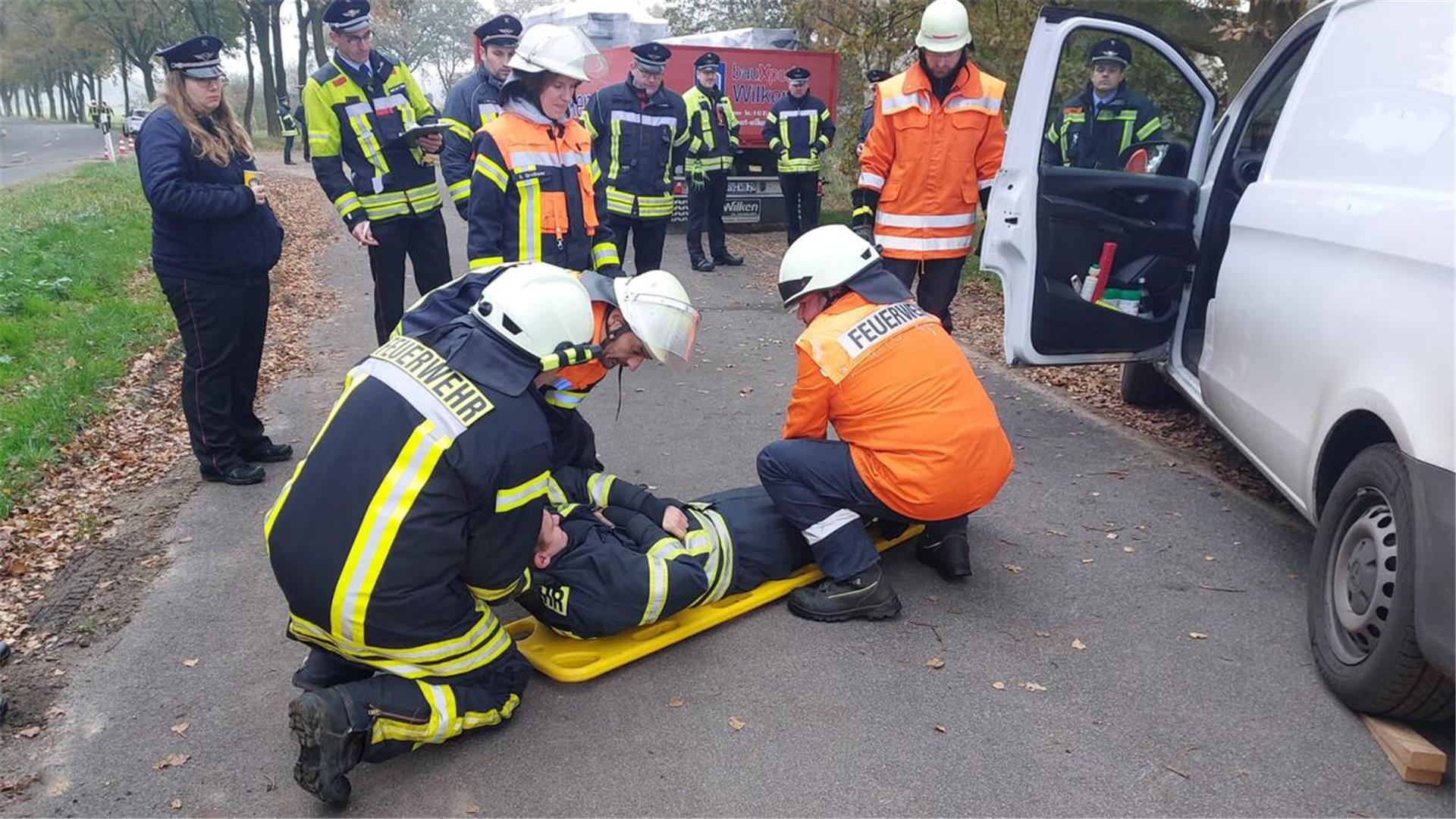 Feuerwehrleute bergen eine Person