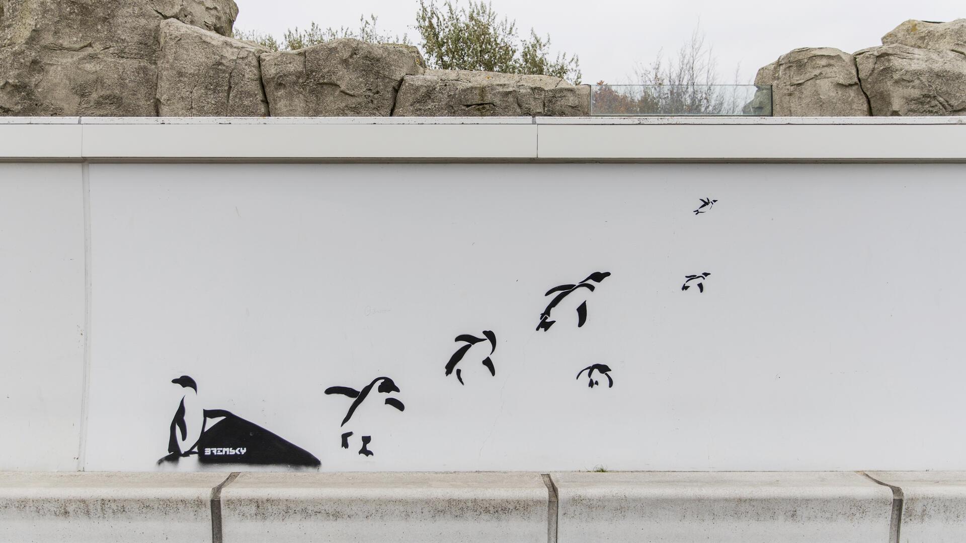 Die davonfliegenden Pinguine an der Seebäderkaje von „Bremsky“. Die Identität des Künstlers ist unbekannt – wie beim „Original“ Banksy aus England.