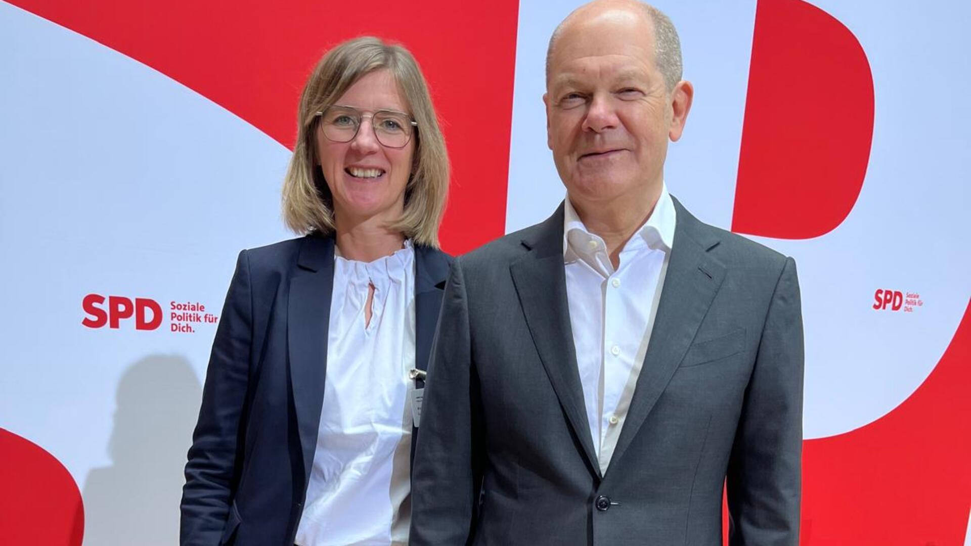 Die designierte Bundestagskandidatin Frauke Langen mit dem Bundeskanzler Olaf Scholz (SPD).