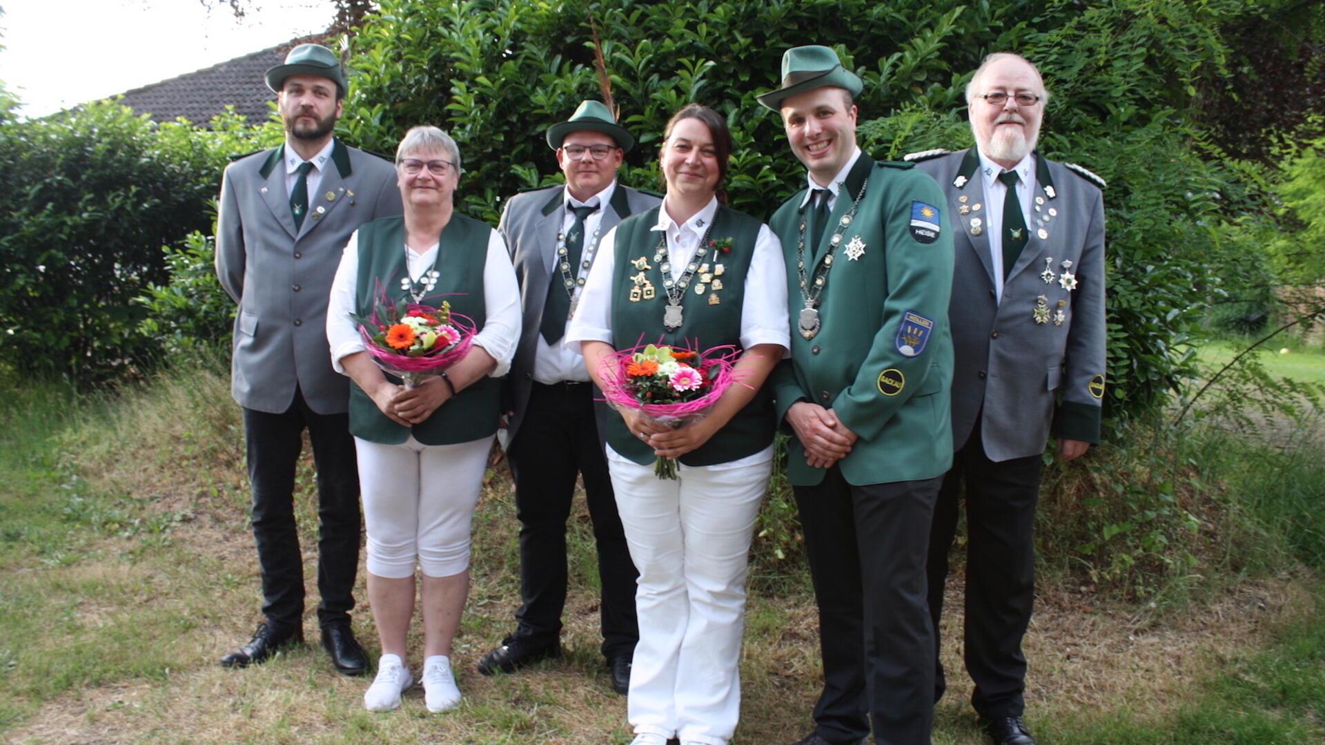 Die diesjährigen Majestäten (von links nach rechts): Volkskönig Denis Leidig, Vizekönigin Silke Hüllen und Vizekönig Dustin Trenke sowie Königin Sabrina Stelljes und Schützenkönig Jonas Köster mit dem Vorsitzenden Herwald Semken. 