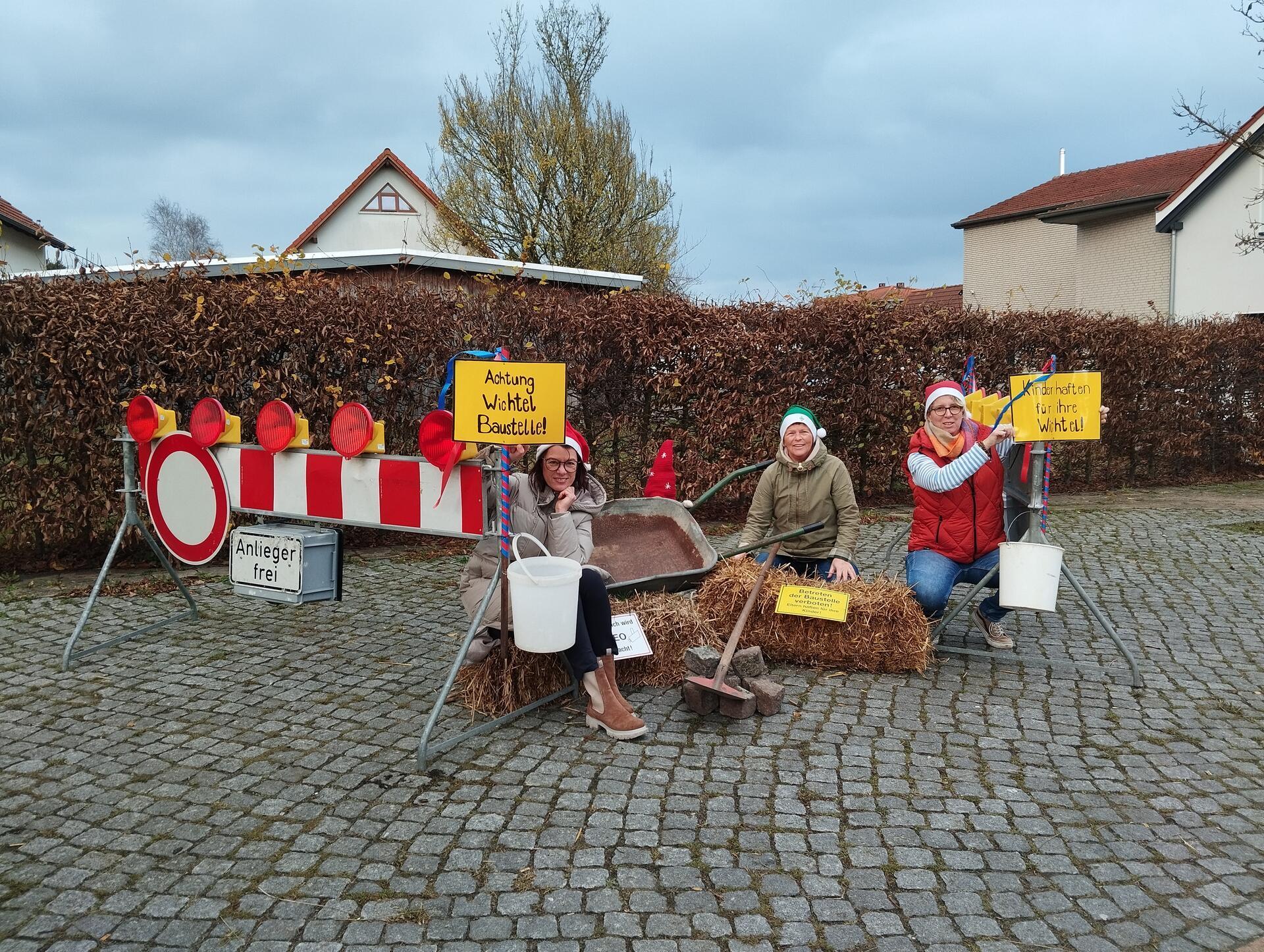 Die drei Wichtel-Gehilfen (von links): Imke Bösch-Michaelsen, Krimhild Seifert, Inka Wachsmuth.