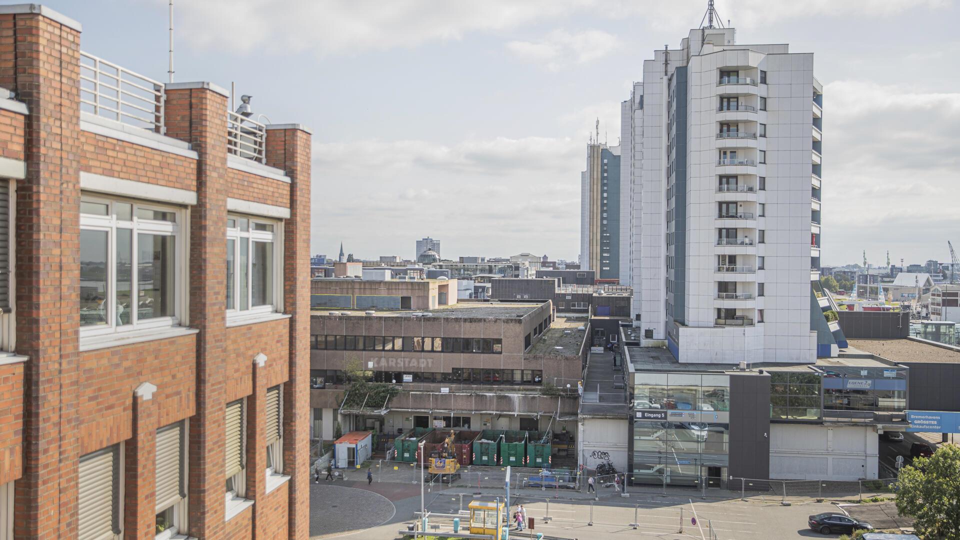 Die ehemalige Karstadt-Immobilie steht bislang noch. Auch wenn der Abriss begonnen hat.