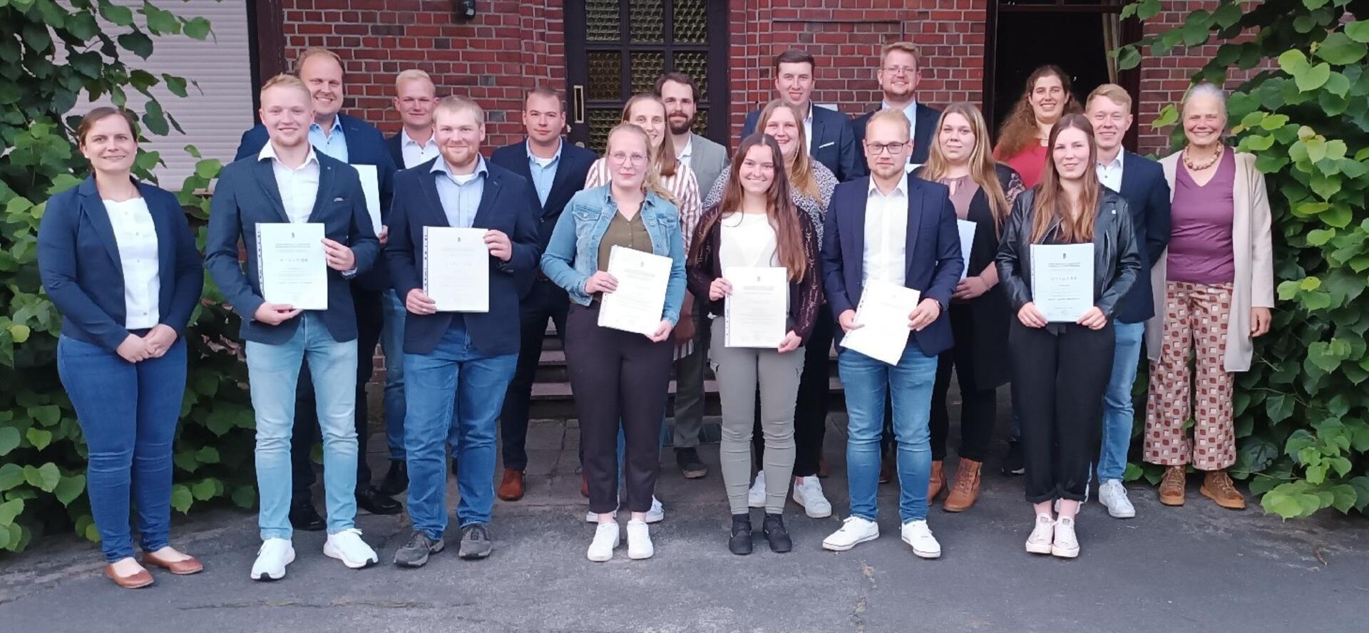 Die erfolgreichen Absolventen der zweijährigen Fachschule Agrarwirtschaft in Bremervörde mit den Lehrkräften Dorothee Bartsch (links) und Irma Behnken-Masthoff (rechts): Alexander Garms (vorn von links), Marco Förster, Leonie Sablotzke, Hanna Viebrock, Lennart Wiebusch, Mareike Boldt sowie Niklas Brunßen (hinten von links), Jannik Hake, Leon Matter, Lene Buck, Domenique Jessen, Corinna Fricke, Jonas Kattenhorn, Daniel Ropers, Joanne Richters, Nathalie Buck und Hanke Bammann.