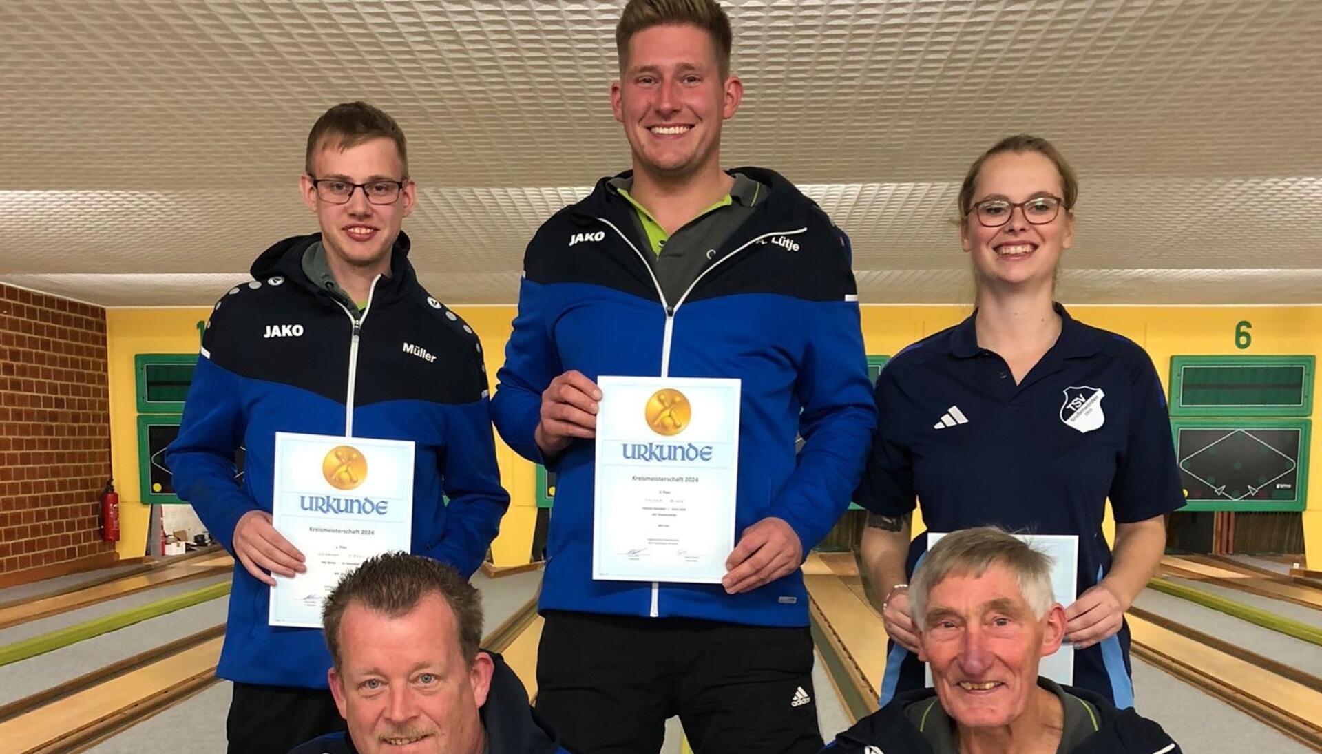 Die erfolgreichen Kegler des SV Ostendorf: Stehend von links: Nils Müller, Arne Lütje, Patricia Nimmert, vorne von links: Jochen Valentin (zweifacher Kreismeister) und Wilfried Lütje.