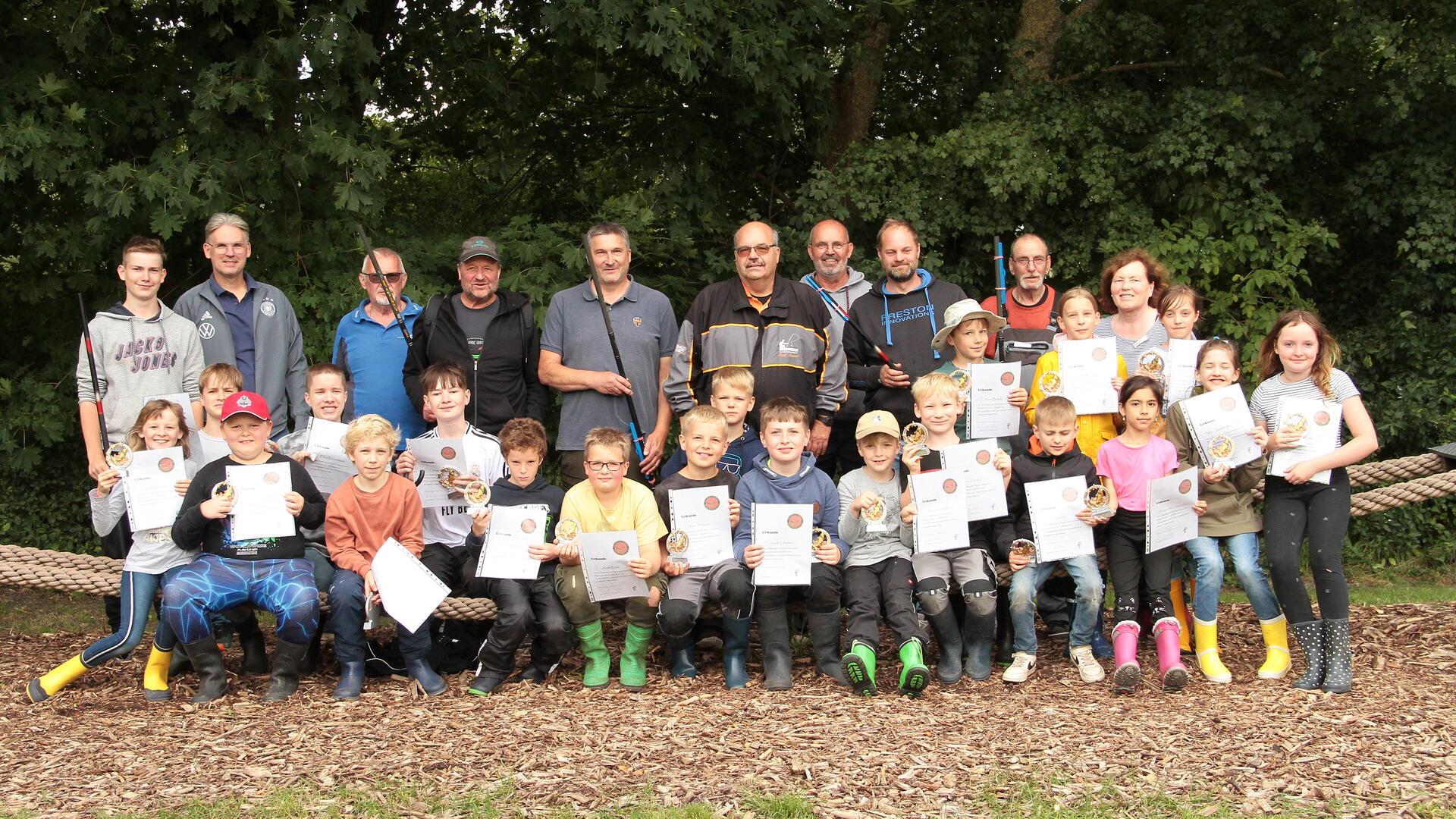 Die erfolgreichen Nachwuchsanglerinnen und -angler beim Bremervörder Ferienspaß. Fotos: Sabine Jacobs