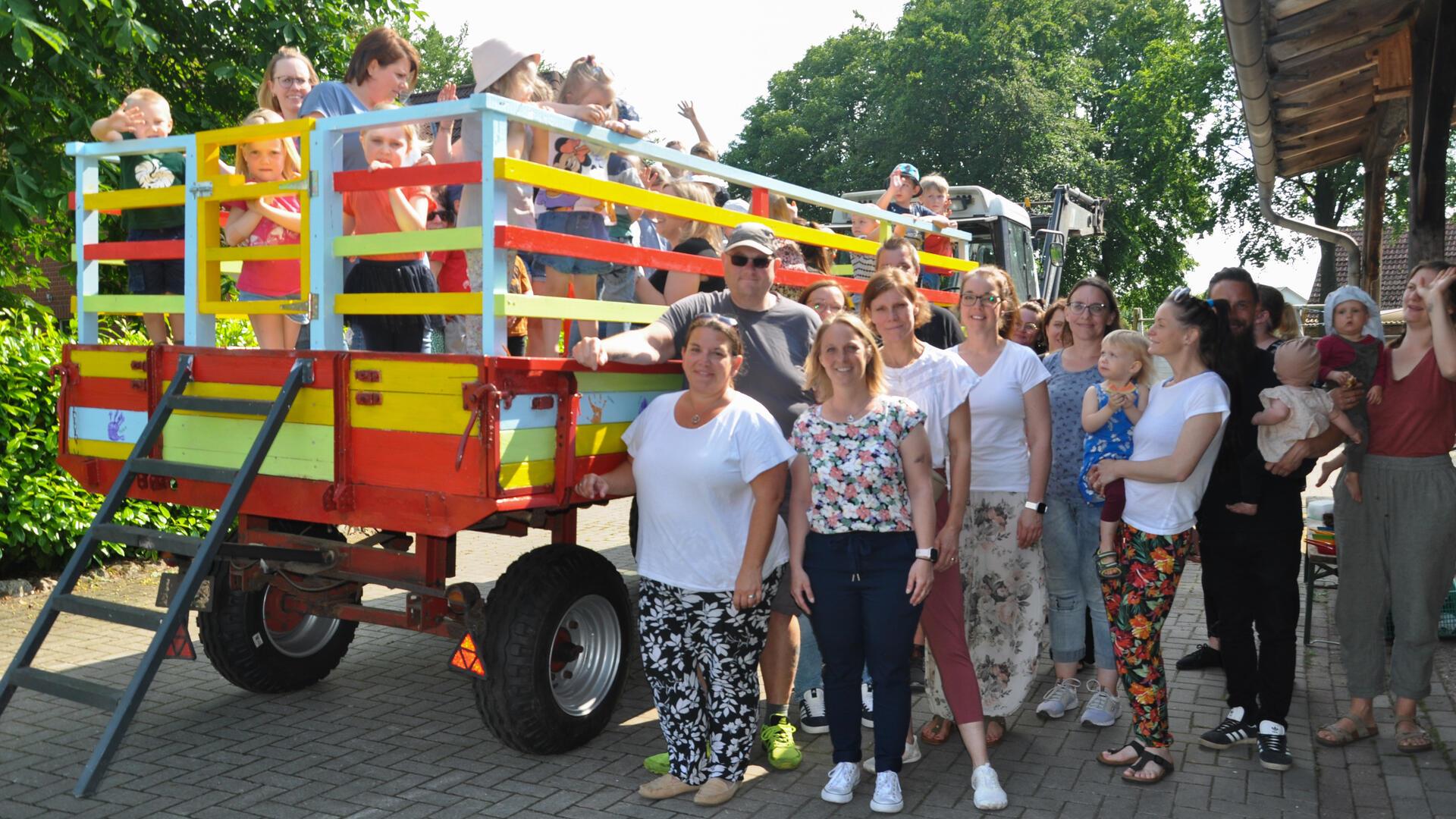 Kinder und Eltern weihen neuen Erntewagen in Anderlingen ein.