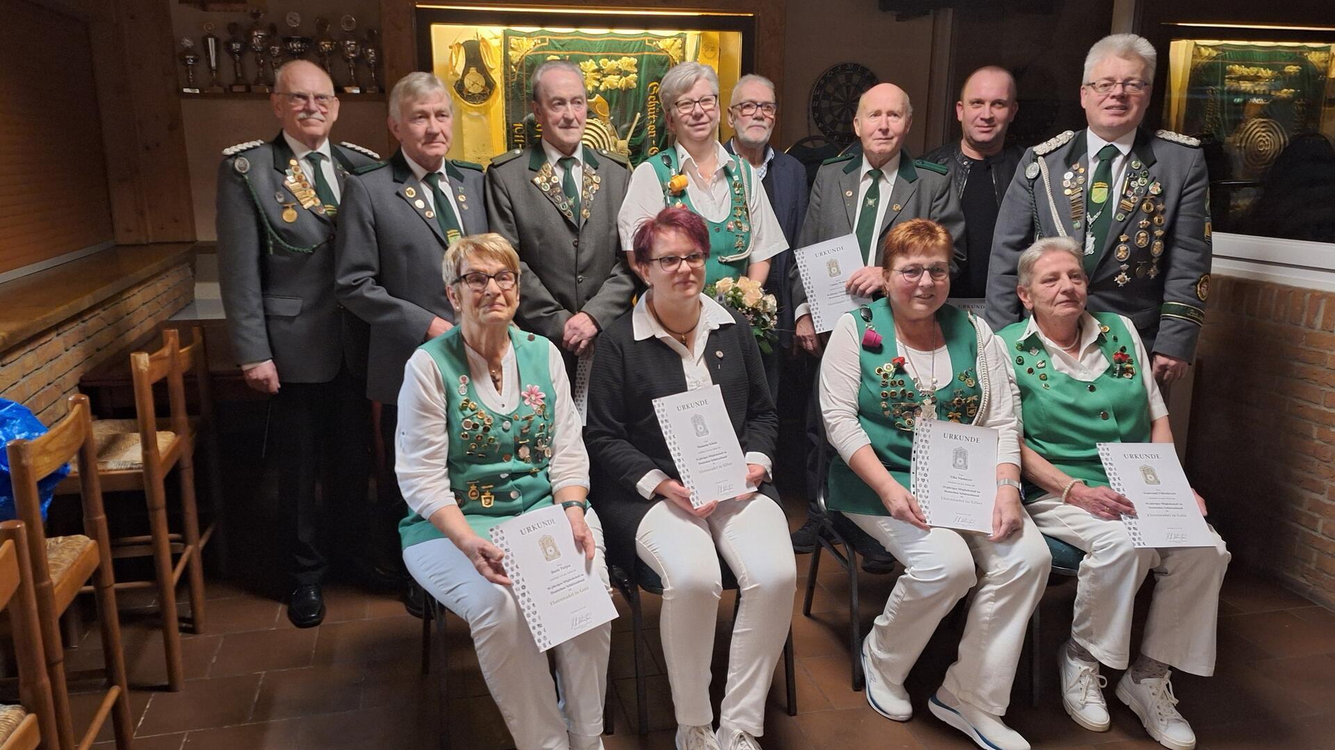 Die geehrten Mitglieder - intere Reihe: Vizepräsident Norbert Alex (von links), Helmut Neufeld, Johann Burmester, Tanja Rubach, Günter Wehleit, Mathias Flathmann, Präsident Holger Rubach. Vordere Reihe: Doris Tietjen (von links), Manuela Schulz, Tilla Niemeyer und Irmtraut Uhlenbruch.