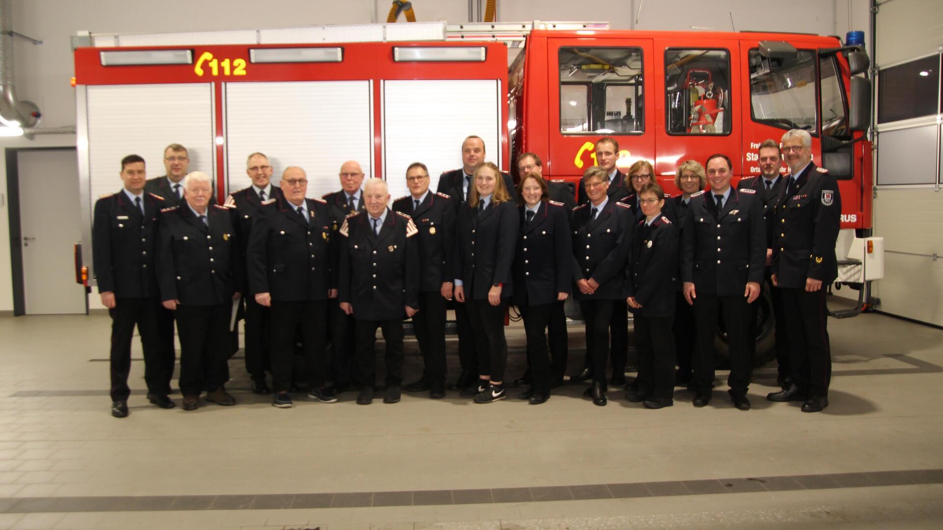 Die geehrten, gewählten und beförderten Mitglieder der Freiwilligen Feuerwehr Hesedorf. Vordere Reihe, von links: Nils Schwarz, Martin Borchers, Werner Tiedemann Carsten Kniemeyer, Hinrich Burfeindt, Johann Fischer, Hinrich Hahn, Günter Matthias, Maite Grimm, Ulrike Meyer, Anke Grüthusen, Claudia Meyer, Florian Lenk und Kreisbrandmeister Peter Dettmer. Hintere Reihe, von rechts nach links: Jens Michaelis, Regina Pape, Claudia Itzen, Torben Peper, Jörn Tiedemann und Helge Michaelis.