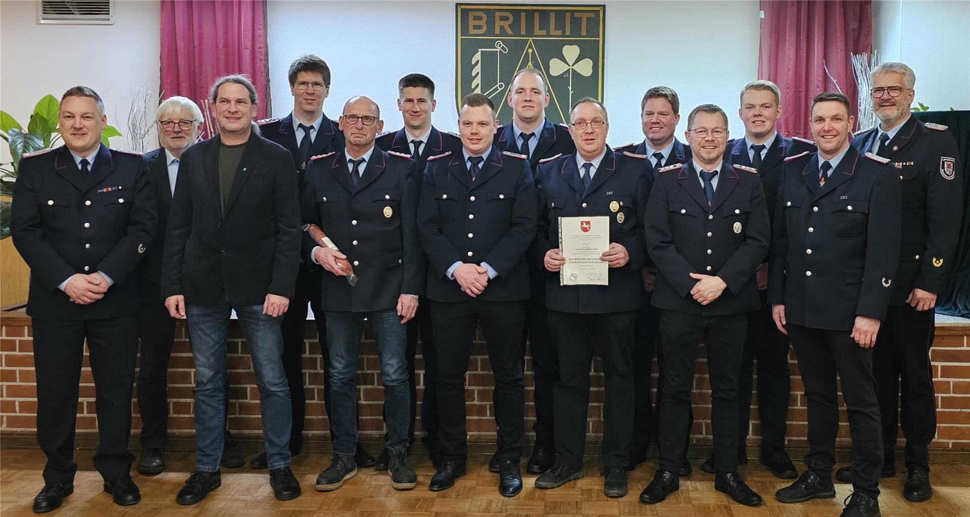 Die geehrten und beförderten Mitglieder der Ortsfeuerwehr Brillit.