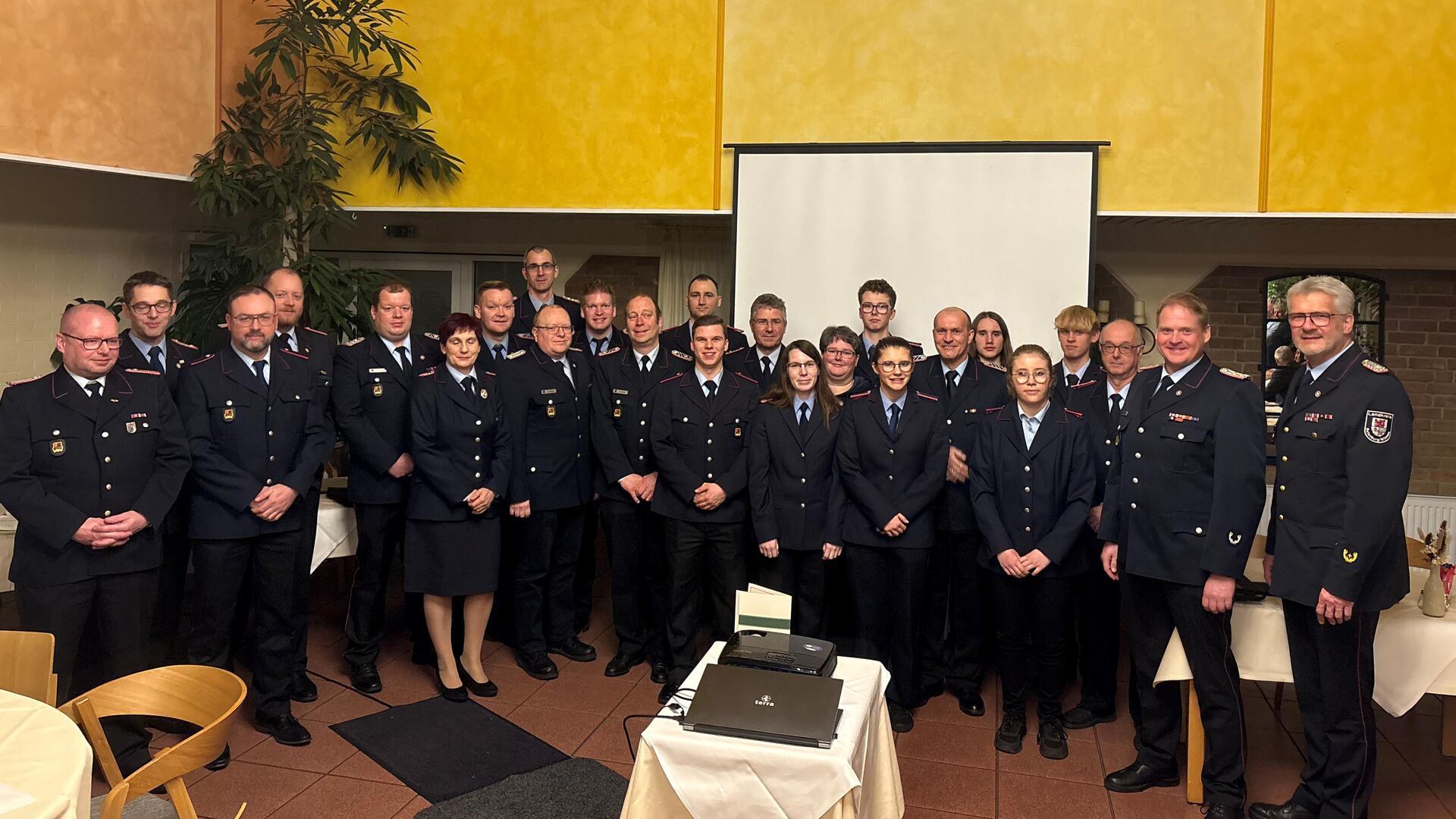 Die geehrten und beförderten Zevener Feuerwehrleute während der Hauptversammlung.