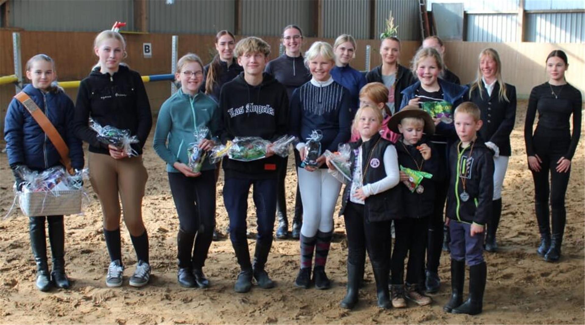 Die glücklichen Sieger beim Ringreiten des Reitvereins Wittstedt.