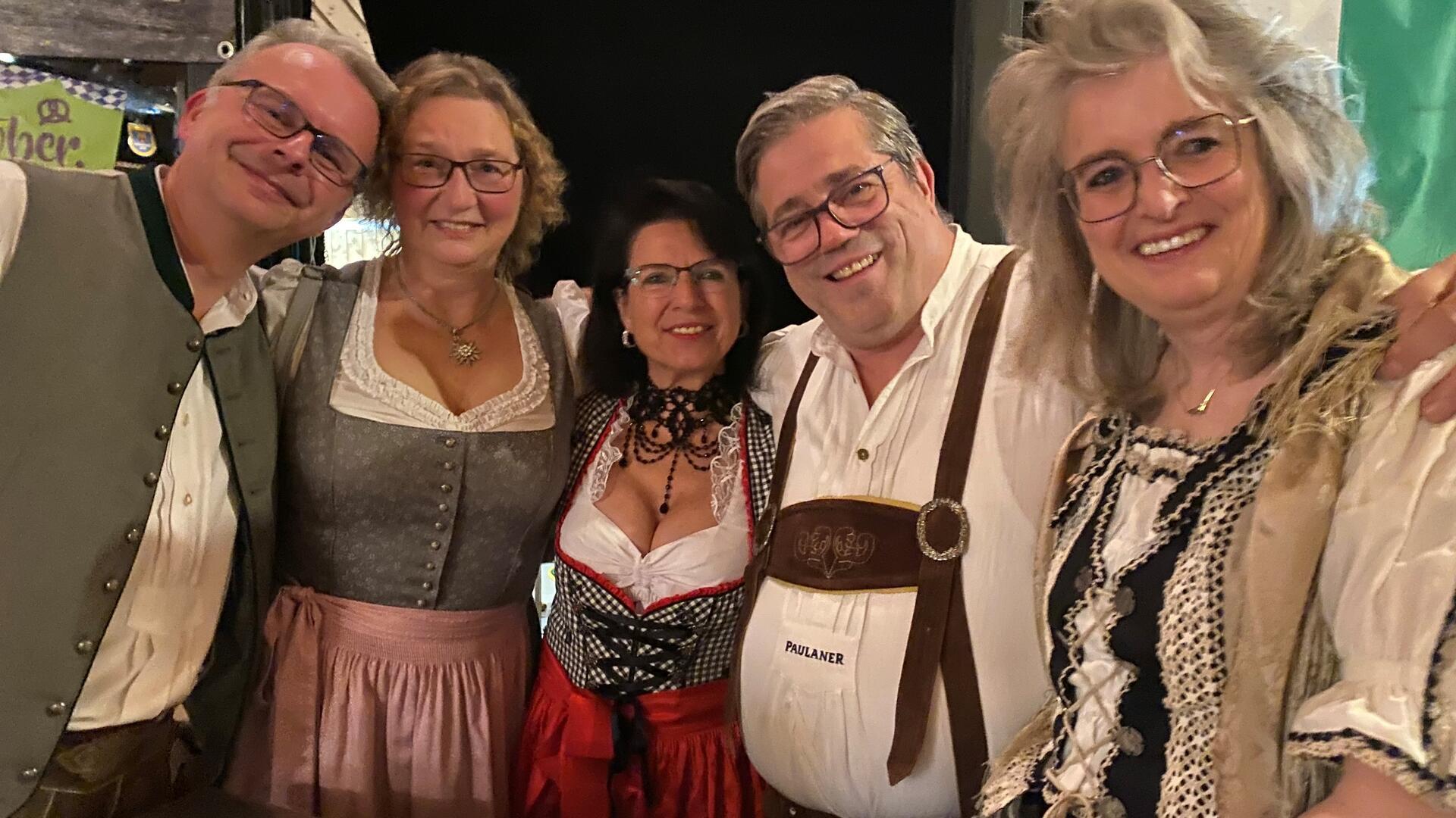 Die große Mehrheit der Oktoberfest-Gäste trug am Samstagabend Lederhose und Dirndl.