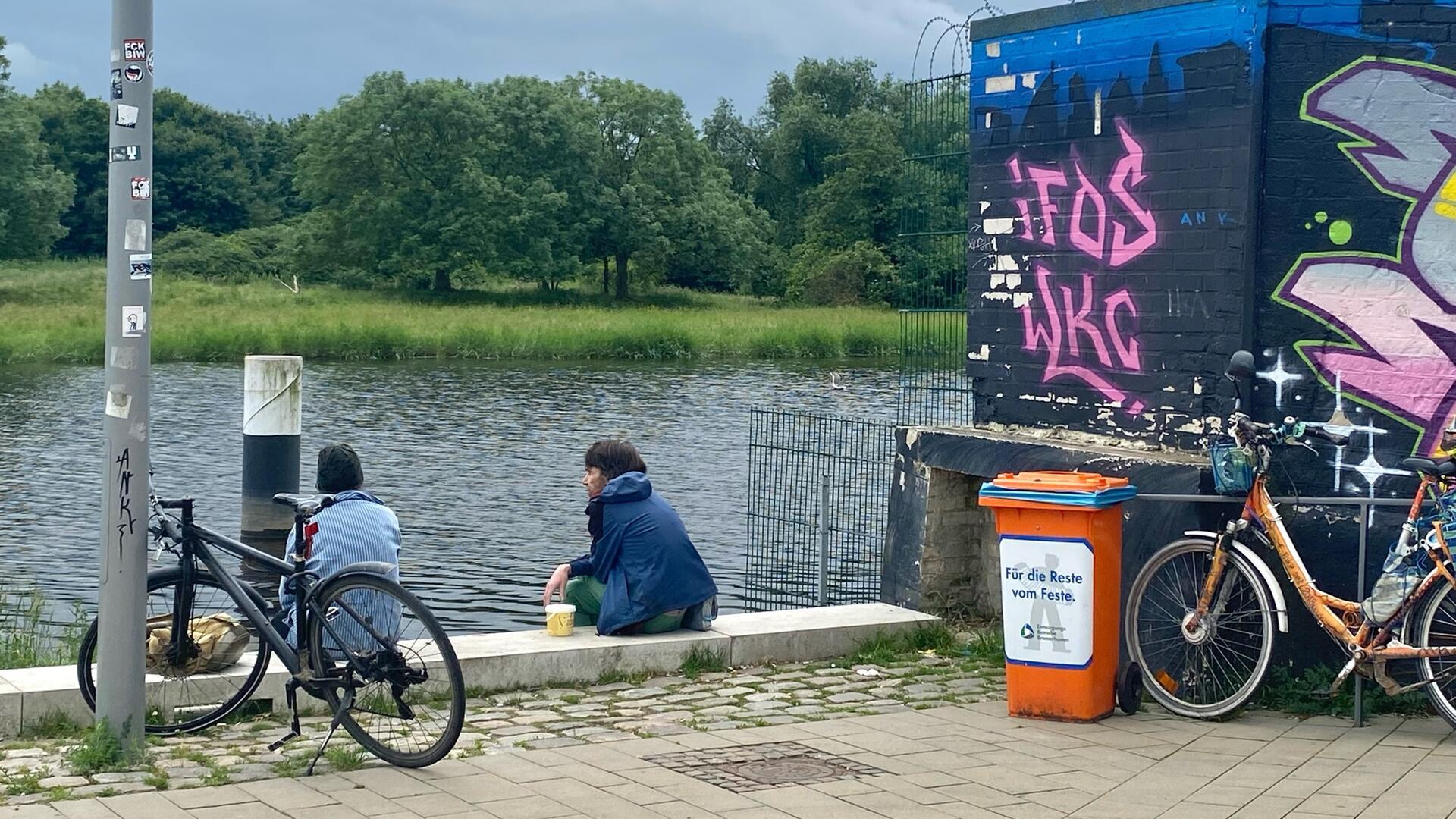 Die großen orangefarbenen Mülltonnen sind zurück - aber nicht überall dort, wo der Müll herumfliegt. An der Bremerhavener Geestepromenade am stark frequentierten Kistner-Gelände stehen inzwischen wieder zwei, entlang der 200 Meter Kaje bislang keine weiteren mehr.