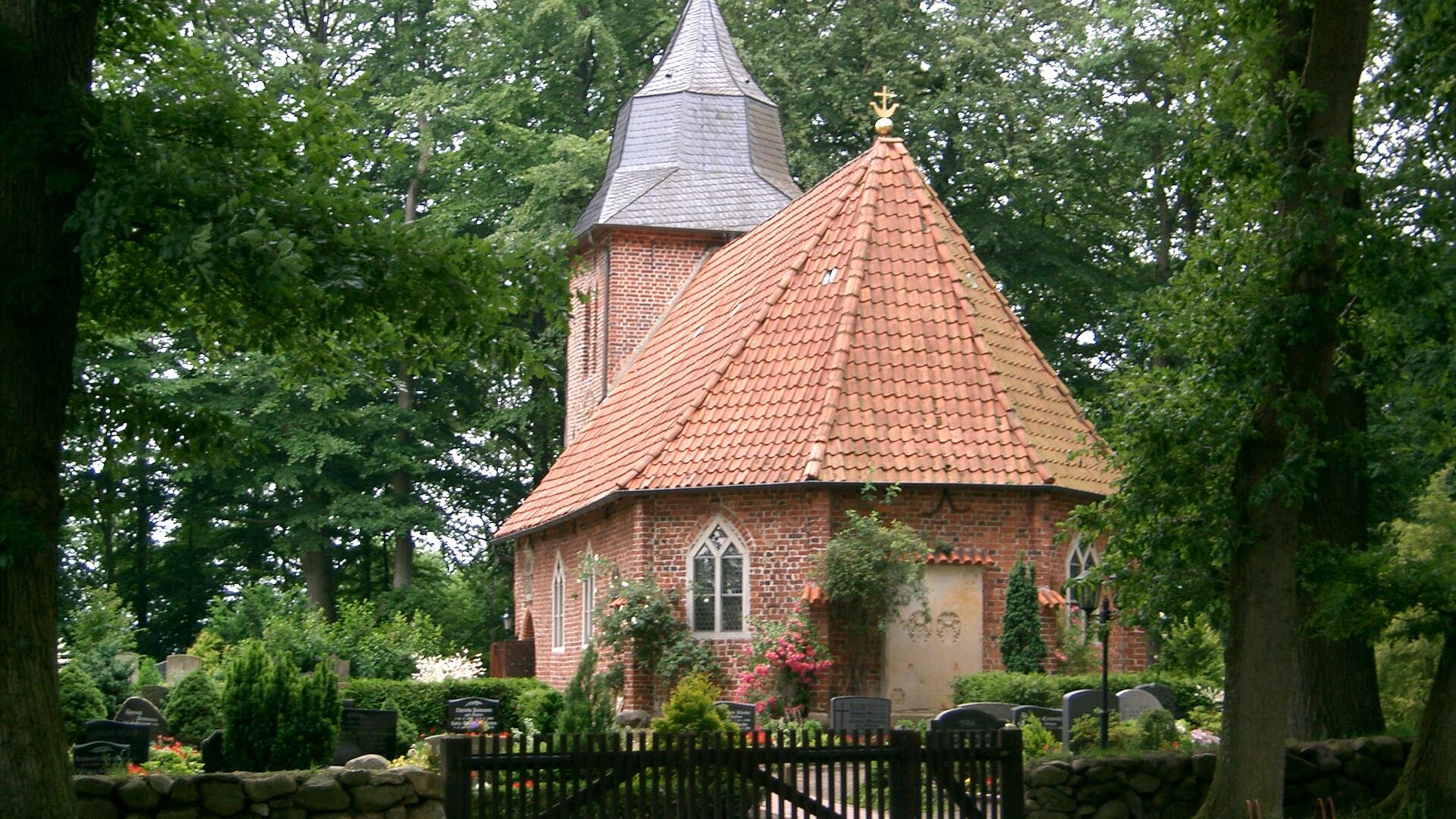 Die idyllisch gelegene Oeser Kirche zählt zu den besonders schönen Kirchen in Altkreis Bremervörde.