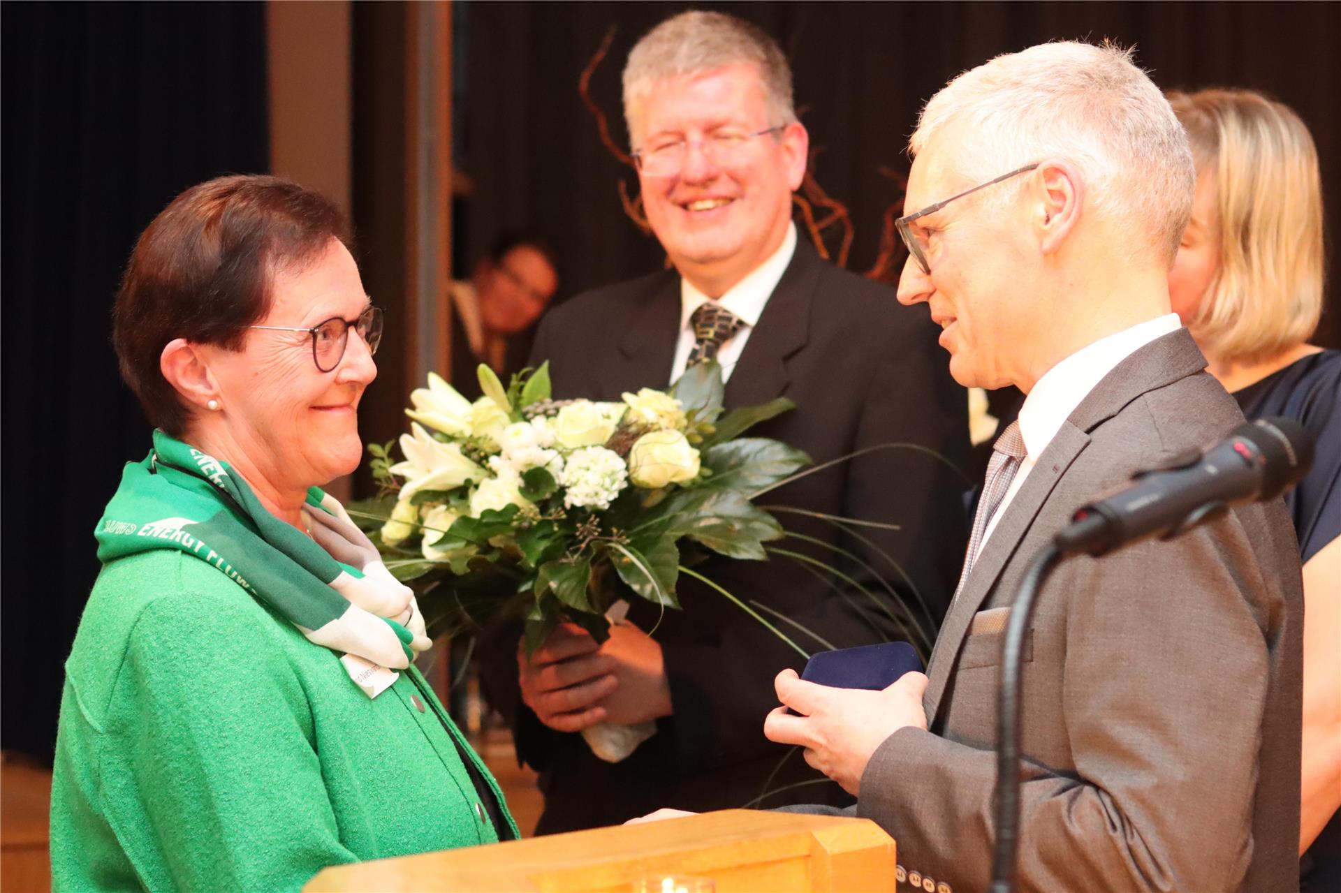 Die jüngste Preisträgerin: Ingrid Nieswandt. Bürgermeister Jens Petersen verlieh ihr den Bürgerpreis anlässlich des Neujahrsempfangs im Januar.