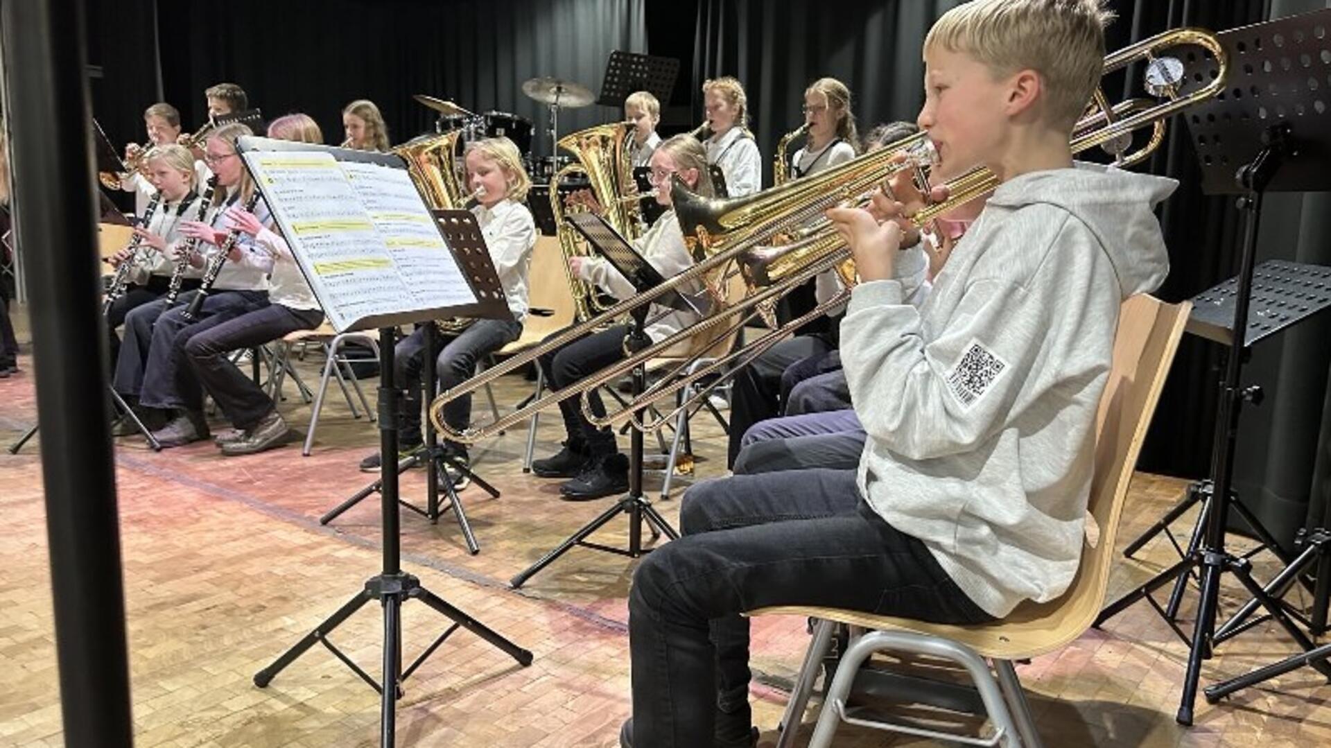 Die jungen Bläser spielen auf der Bühne. 