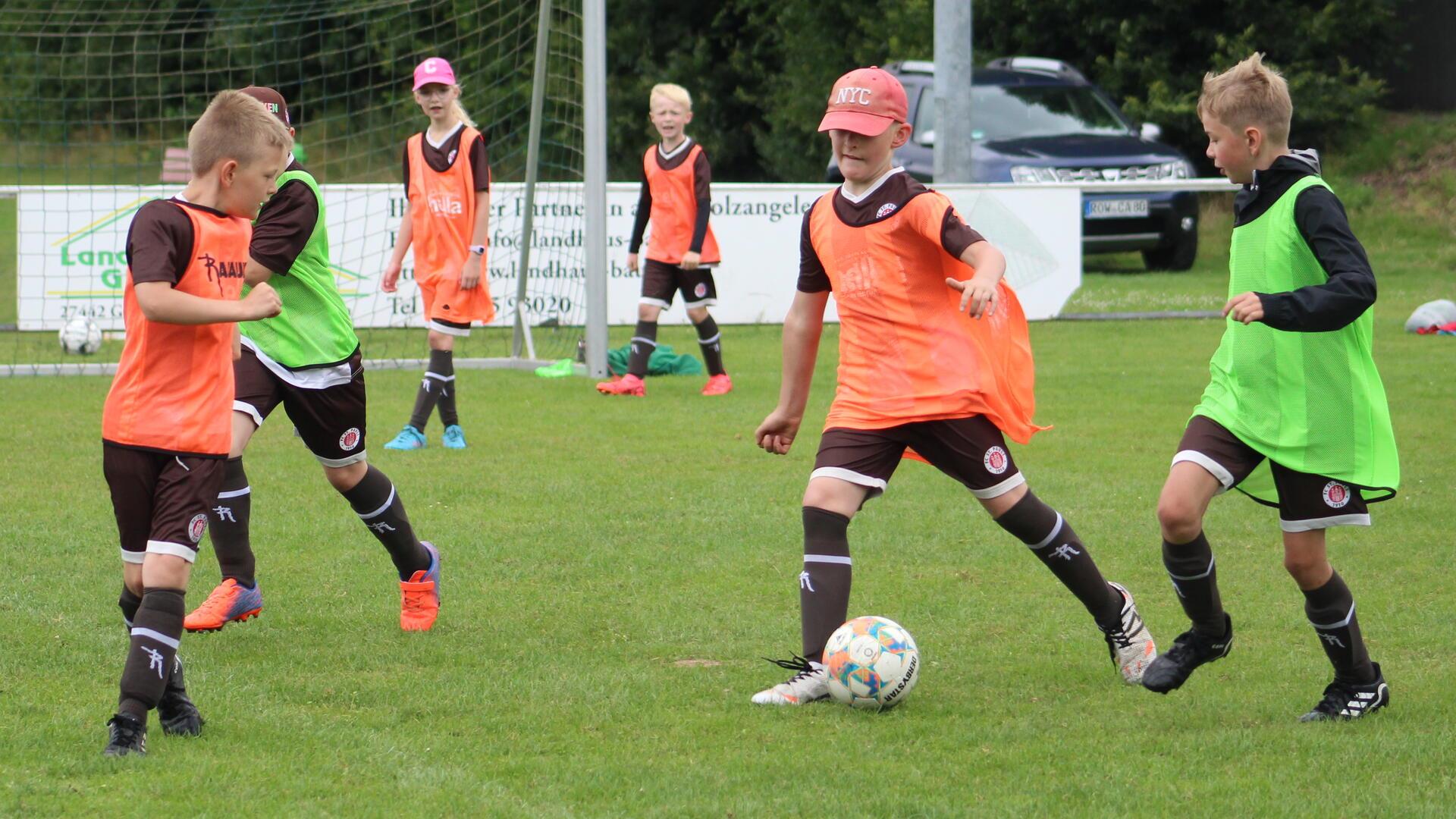 Die jungen Kickerinnen und Kicker hatten viel Spaß bei der Fußballschule.