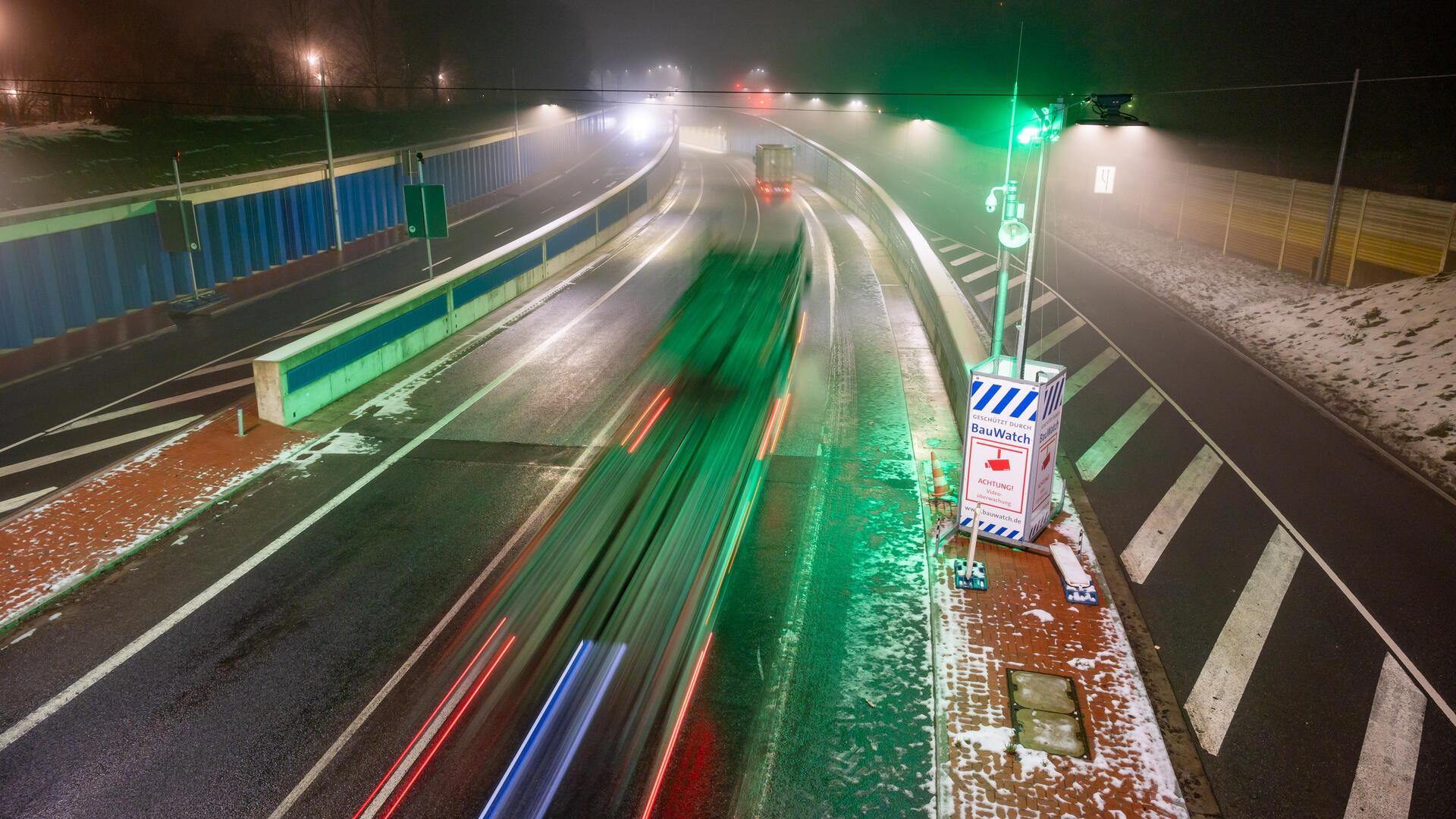 Lkw auf dem Weg in den Hafentunnel