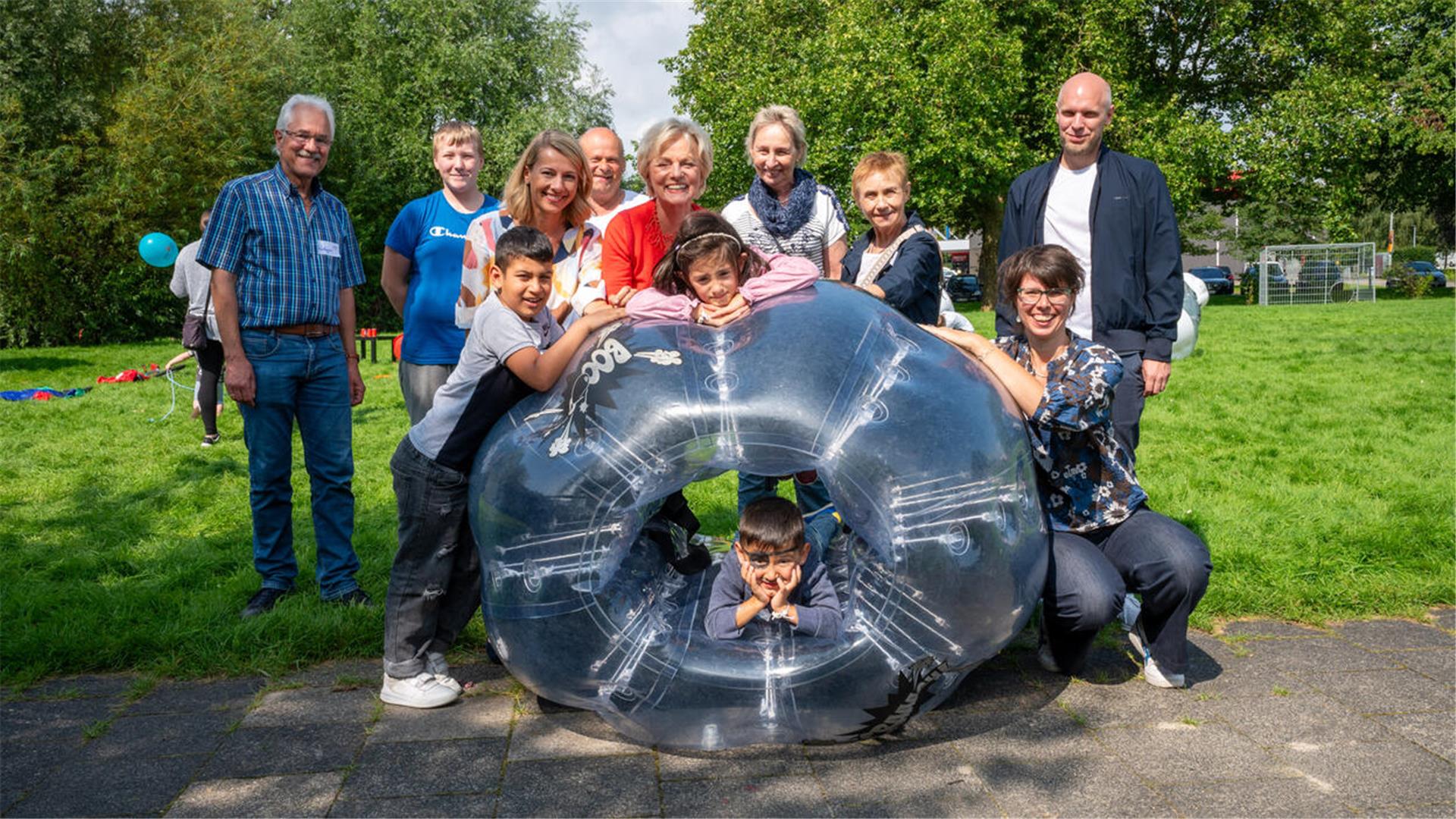 Die "mitKids"-Kinderpatenschaften feierten 2023 mit Ingrid Ehlerding (in rot) im Haus der Jugend ihr 10-jähriges Bestehen.