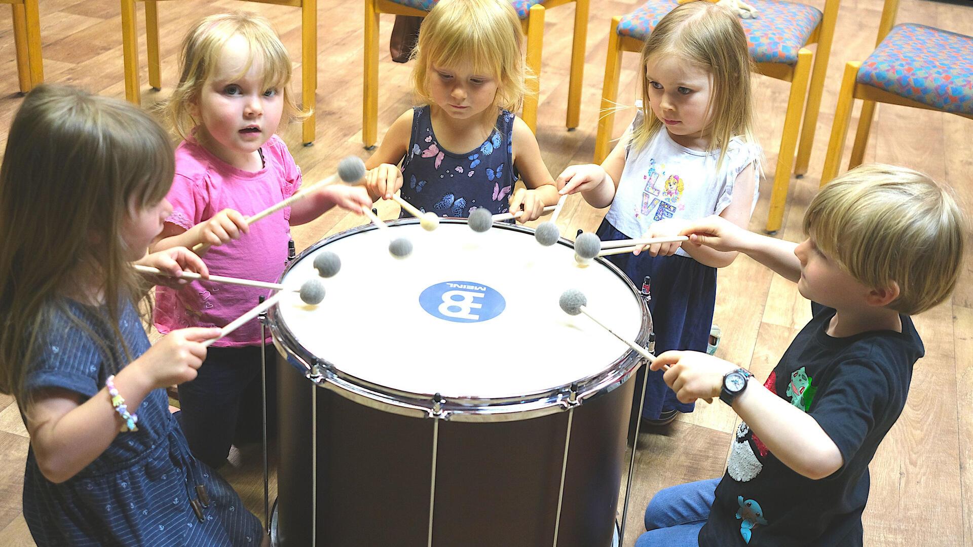 Das Foto zeigt Kinder an der Trommel.