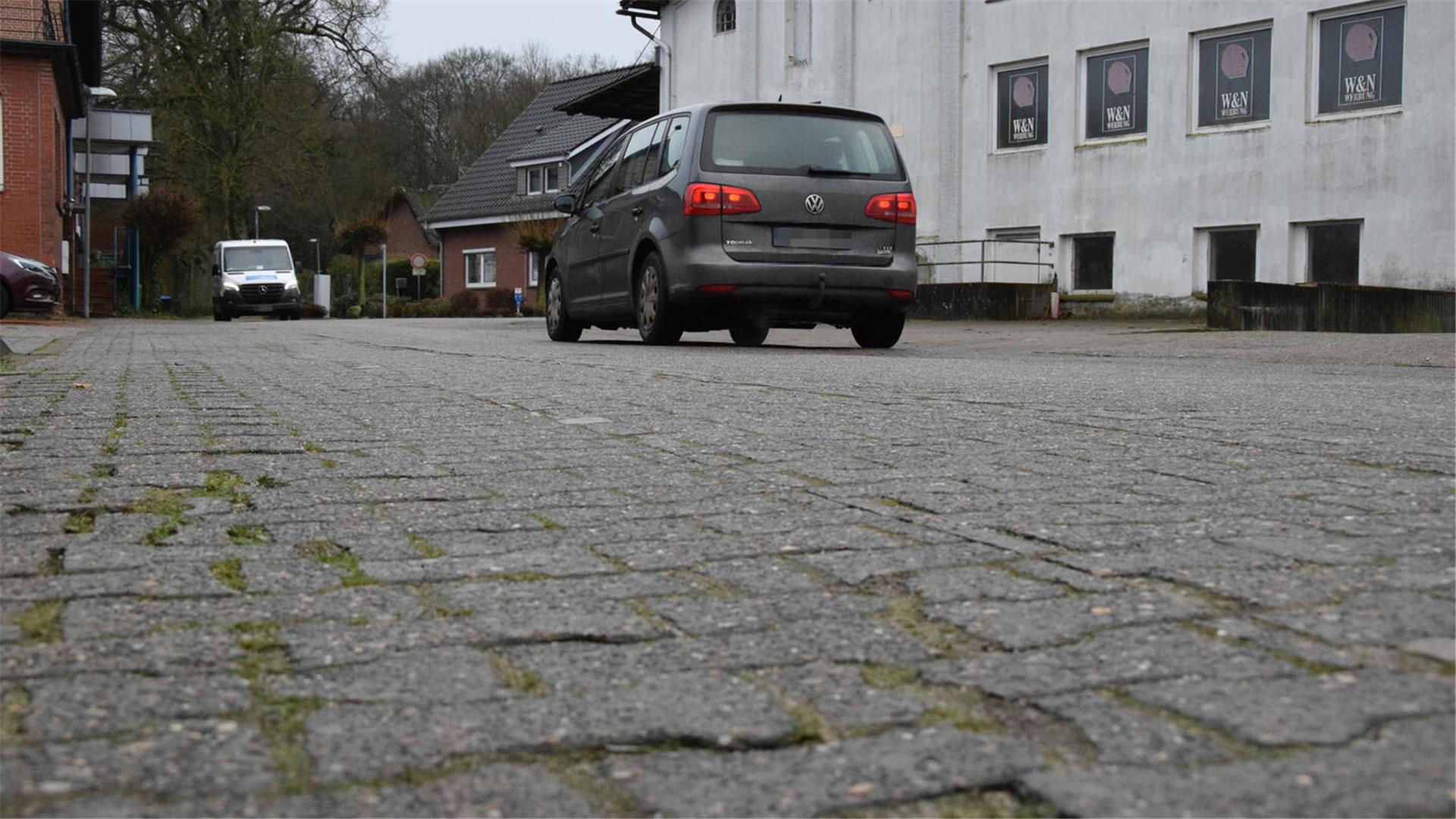 Die neben der B 71 verlaufende Alte Straße in Selsingen.