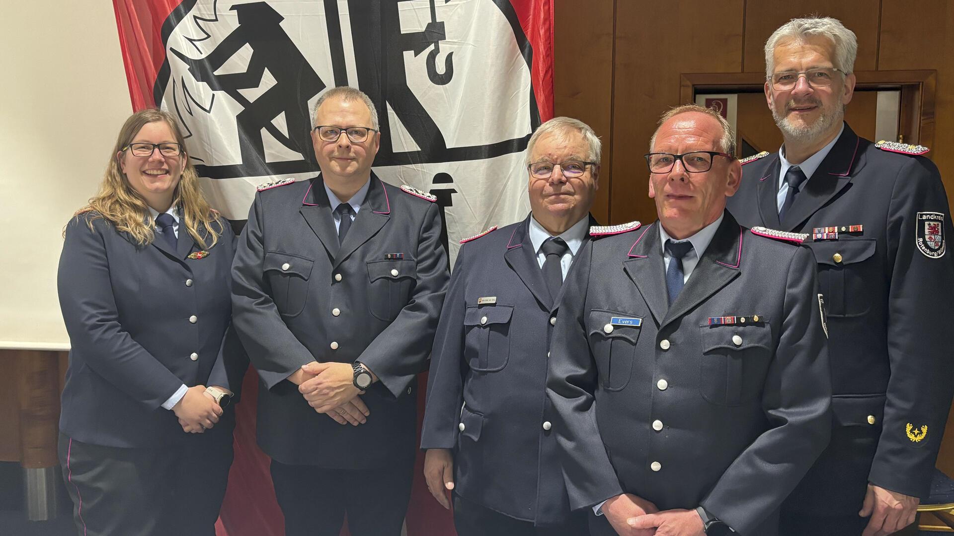 Die neu ernannten und ehemalige Kreisausbildungsleitung. Von Links Sonja Heins, Heiko Zellin (Es fehlt Robert Rabe), Hans-Dieter von Elling, Ingo Evers und Kreisbrandmeister Peter Dettmer