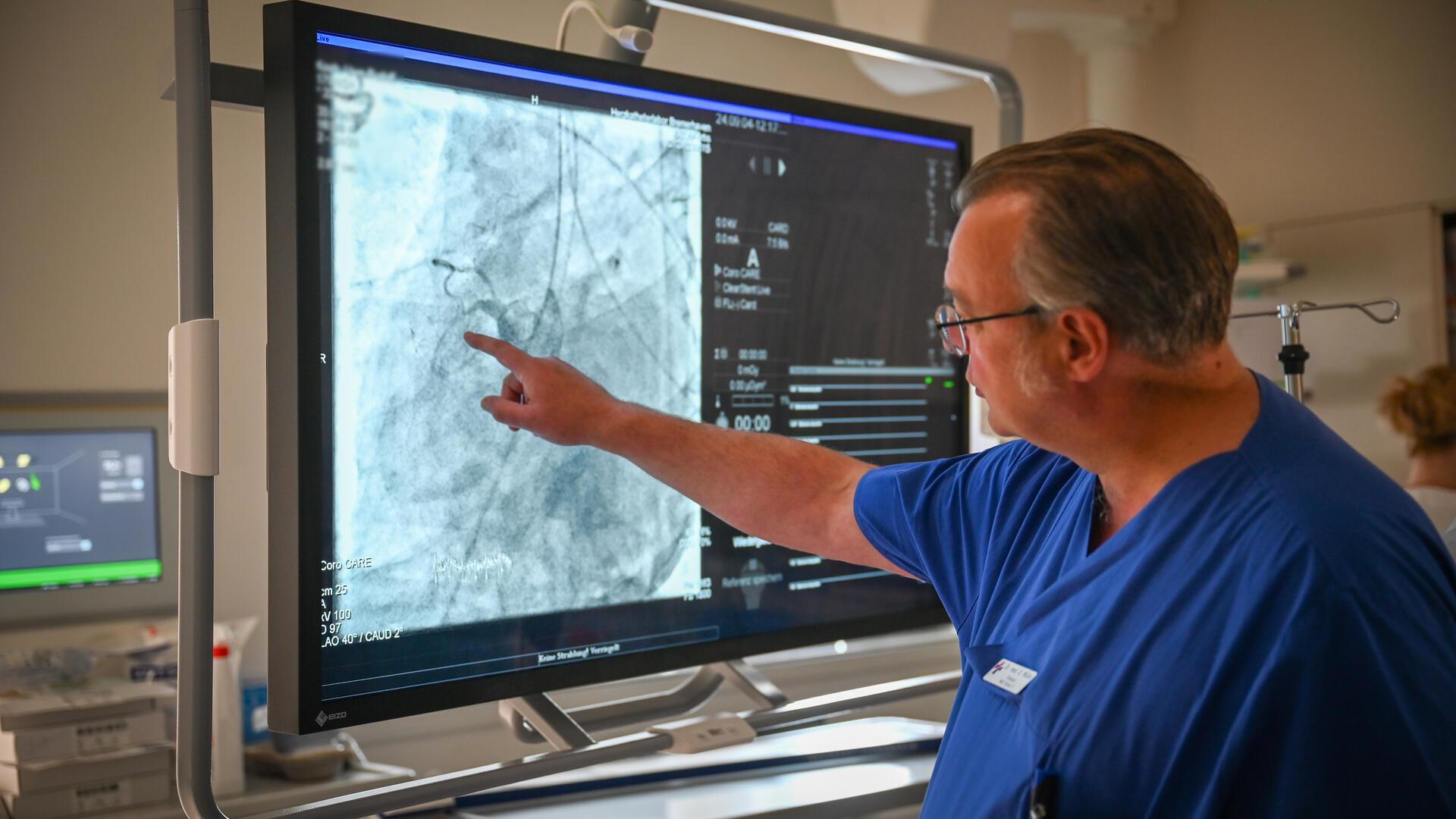 Die neue Kardiologie im Klinikum Bremerhaven Reinkenheide: Dr. med. Dirk Müller ist der Chefarzt und zeigt im Herzkathederlabor einen Herzinfarkt.