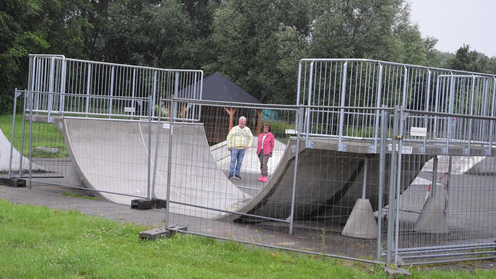 Die neue „Mini Ramp" auf der Skater-Anlage in Selsingen ist noch eingezäunt und wird freigegeben, sobald ein letzter Mangel behoben ist. Bürgermeister Bernd Schleßelmann und Regina Augustin vom Bauamt freuen sich über die Förderung.