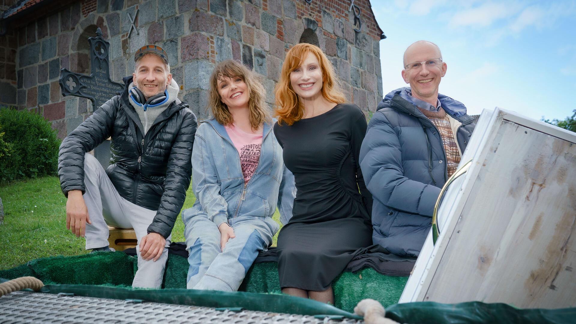 Eine Gruppe von Menschen vor einer Kirche.