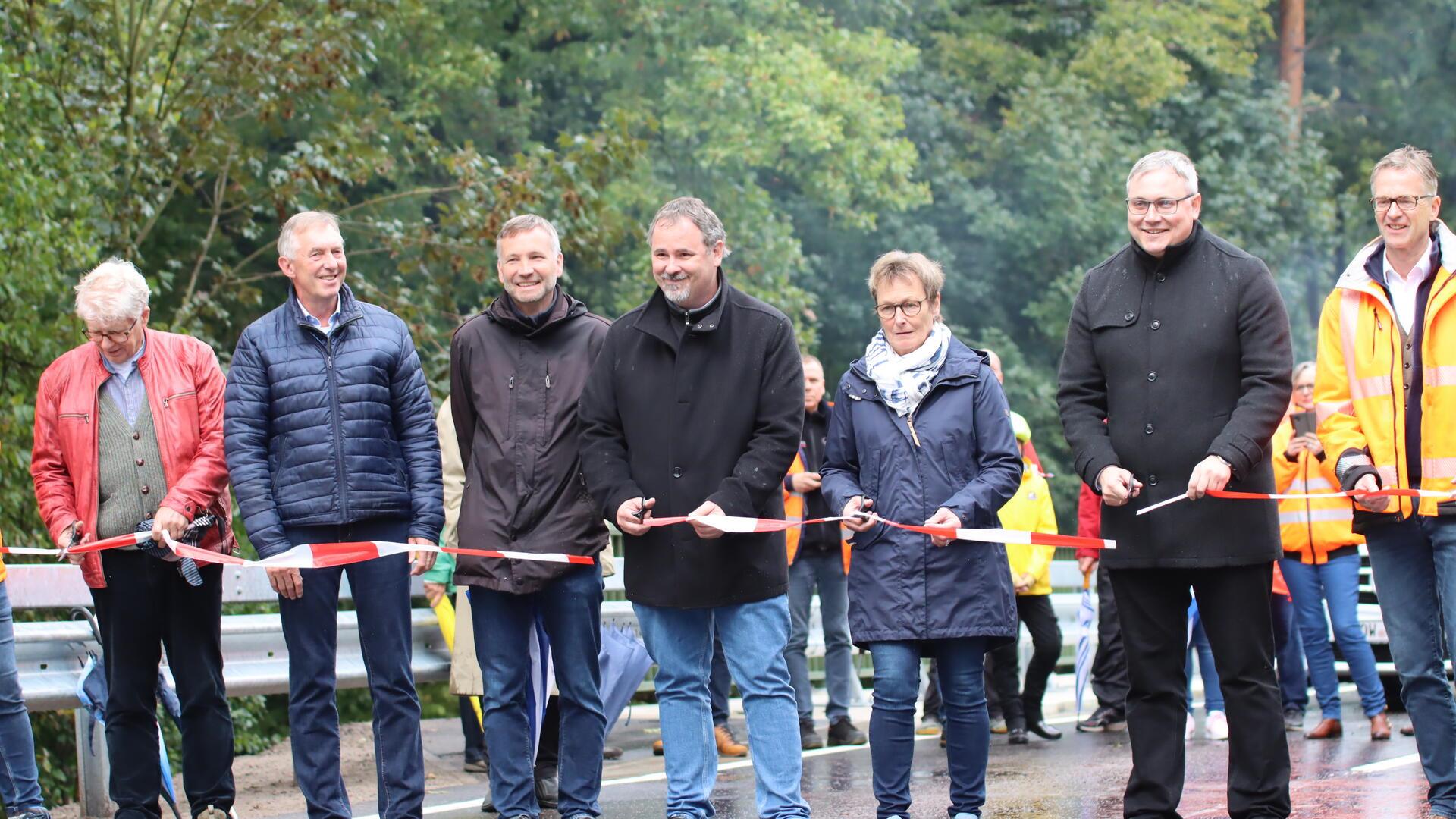 Die neue Wörpebrücke wird freigegeben: Landrat Marco Prietz (Zweiter von rechts), setzt die Schere an und gibt die Brücke offiziell frei. Begleitet wird er dabei (von links) von Traugott Riedesel, Bernd Petersen, Torsten Lühring, Oliver Moje, Hella Rosenbrock sowie Frank Jürgens.