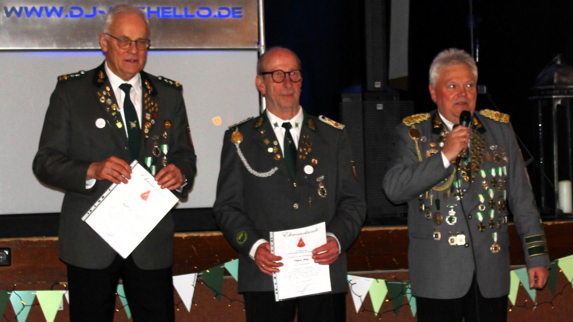 Die neuen Ehrenmitglieder der Schützengesellschaft Selsingen Hans-Hinrich Mai (Mitte) und Rolf Viebrock (links) mit Präsident Bernd Schleßelmann.