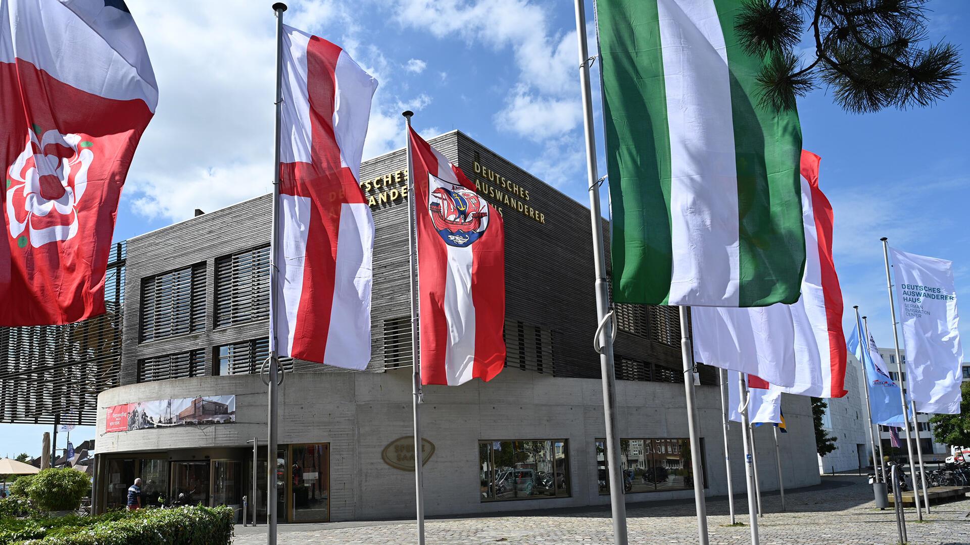 Die neuen Flaggen vor dem Deutschen Auswandererhaus.