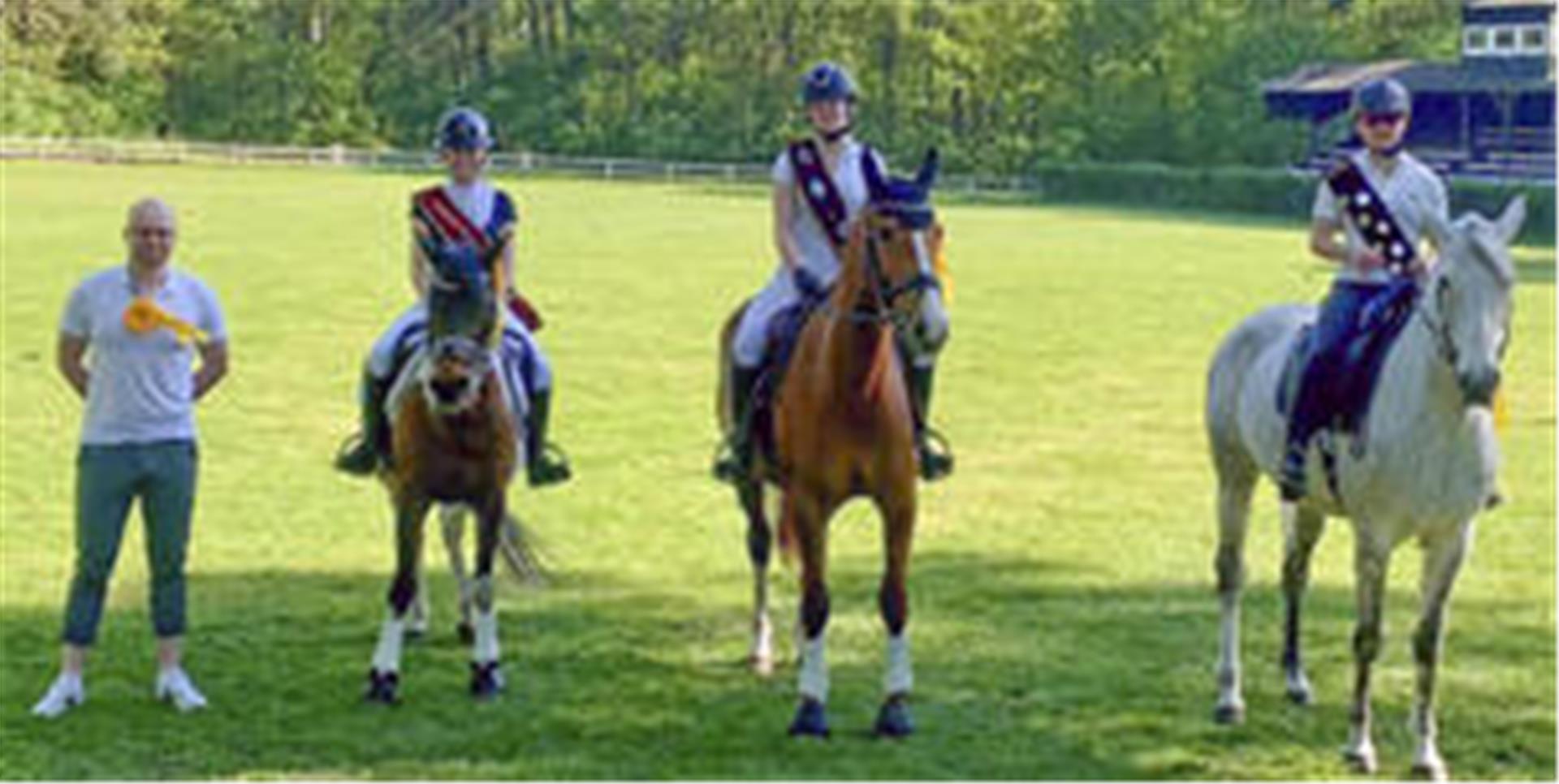 Die neuen Majestäten des Reitvereins Sandbostel: (von links) Drahteselkönig Kenneth Hinck, Jugendkönigin Emilie Höft, Kinderkönigin Lina-Sophie Zierke und Reiterkönigin Rieke Schlesselmann.