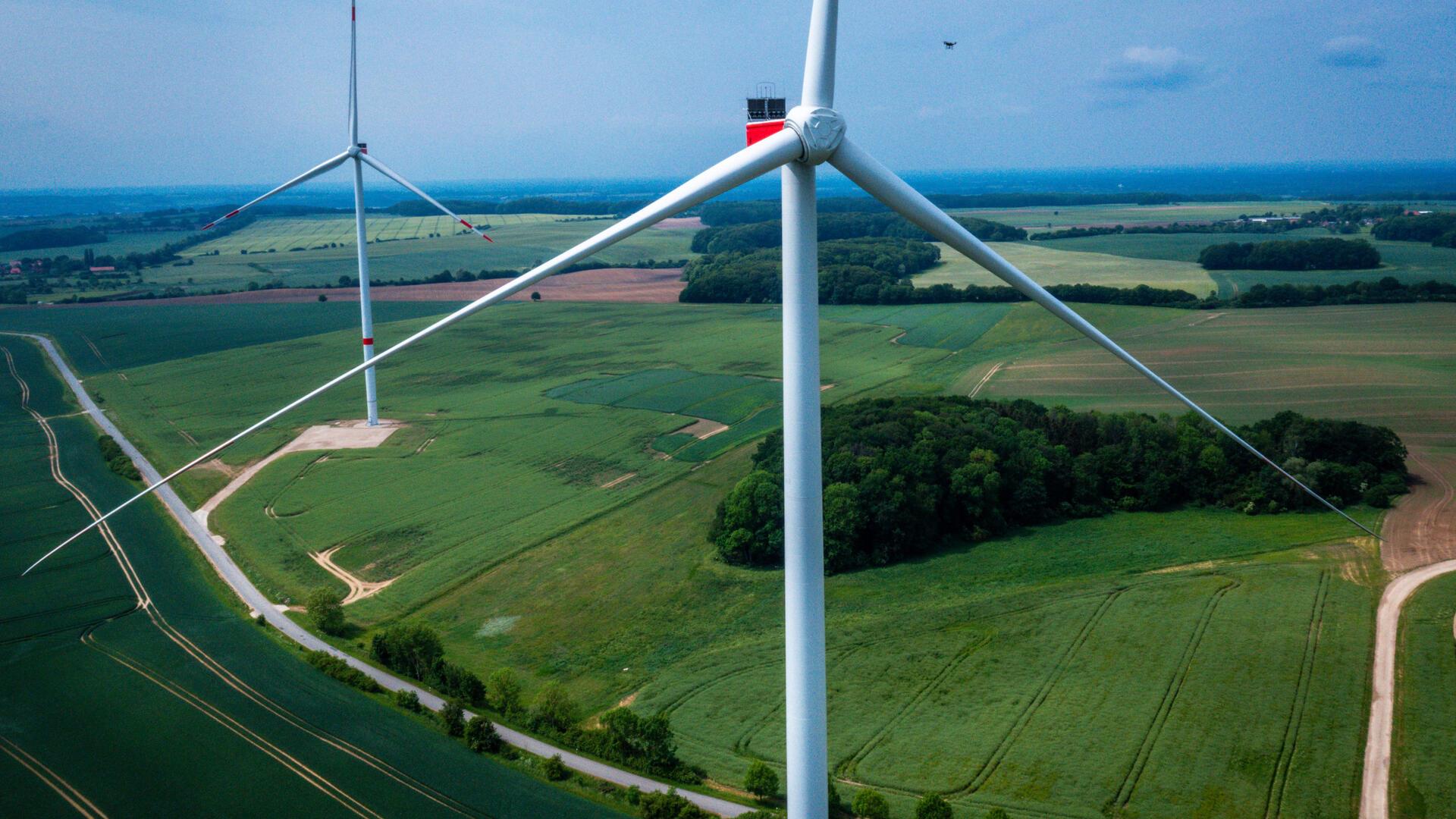 Zwei Windräder 