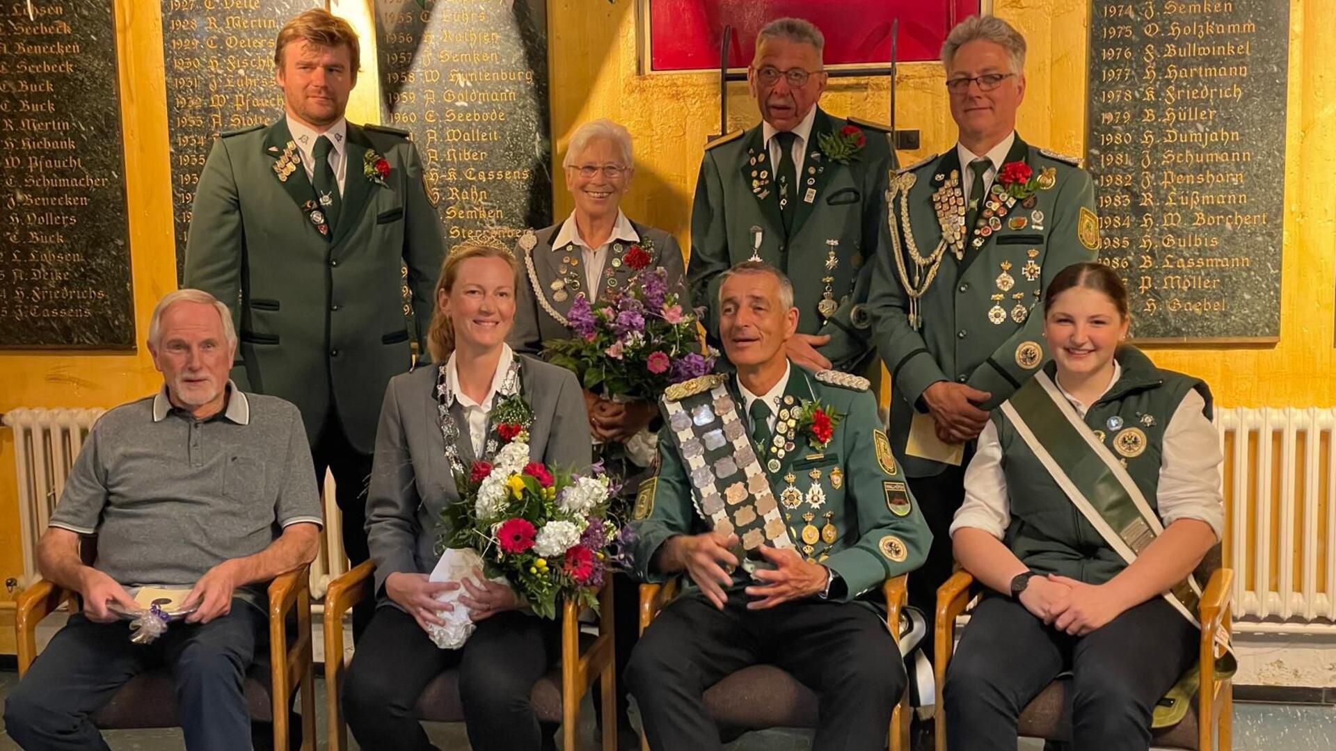 Die neuen Wulsdorfer Majestäten (sitzend von links): Horst Ramsel (Volksadlerkönig), Anke Hasselbring (Königin), Frank Sturm (König) und Holly Lerke (Jugendkönigin); (stehend von links): Sergey Zolotov (Bogenkönig), Hella Schulze (Vizekönigin), Bernhard Meins (Vizekönig) sowie Jörg Melchers (1. Senator).