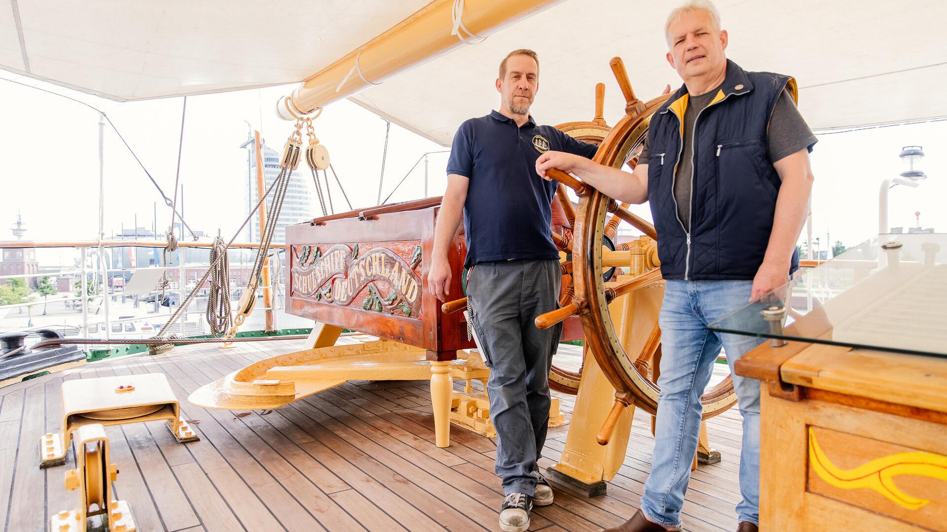 Die sanierte Rudermaschine kann jeder Gast an Bord besichtigen. Doch Schiffsbetriebsmeister André Stöter und Vorsitzender Michael Hödt haben noch etwas in petto.