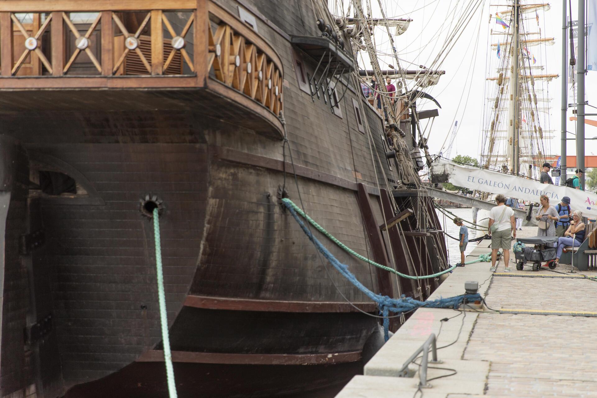 Die schönsten Eindrücke des Tages.  Ein Junge vor der Galeon de Andalucia schaut...