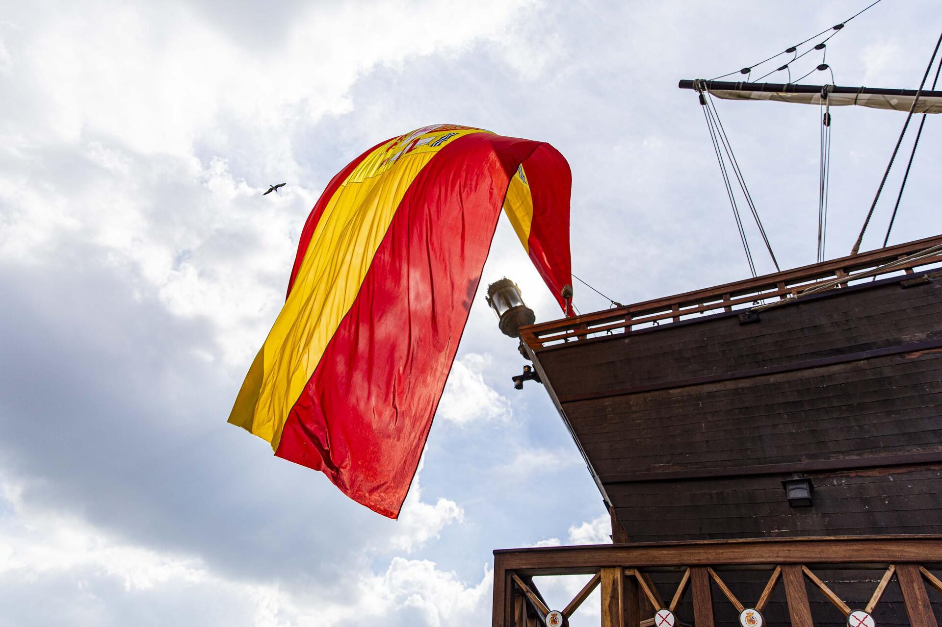 Eine spanische Flagge am Schiff. 