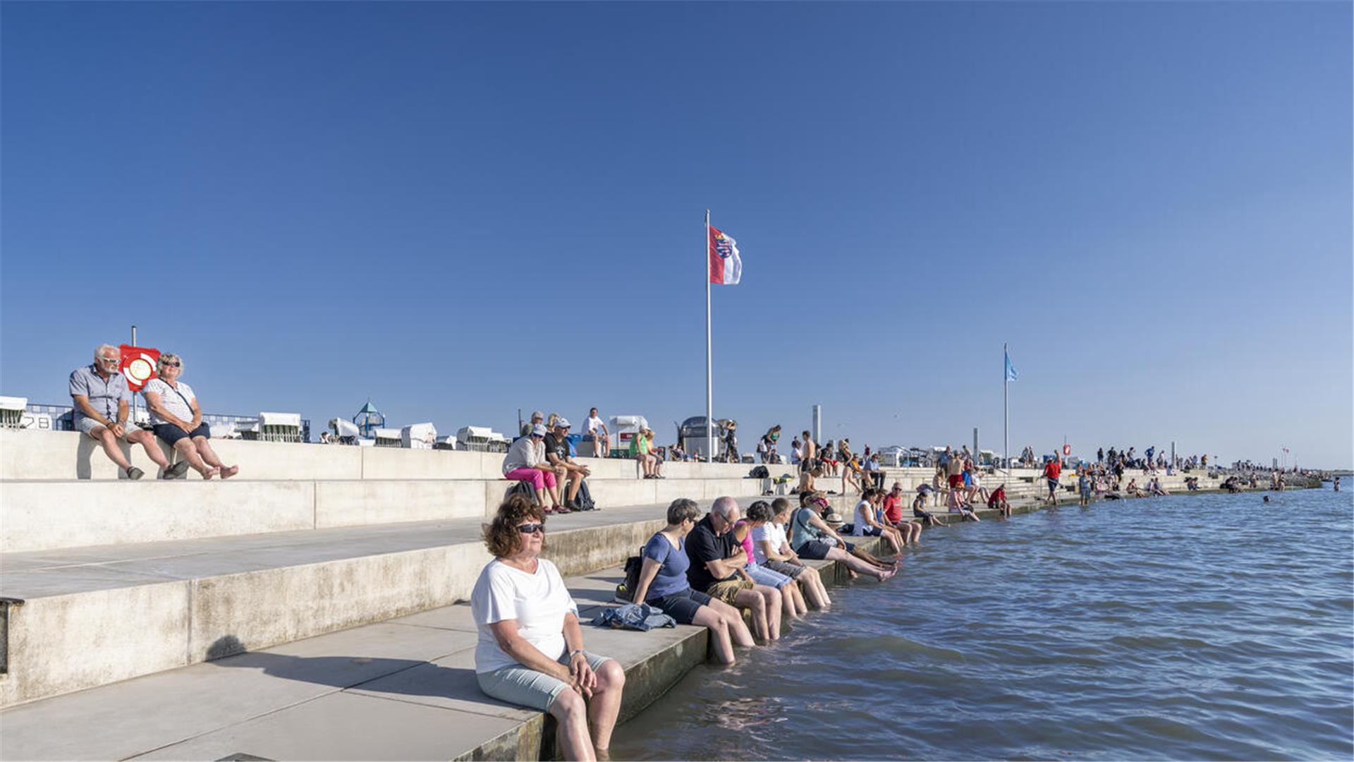 Stufenartige Anordnung der neuen Promenade in Norddeich