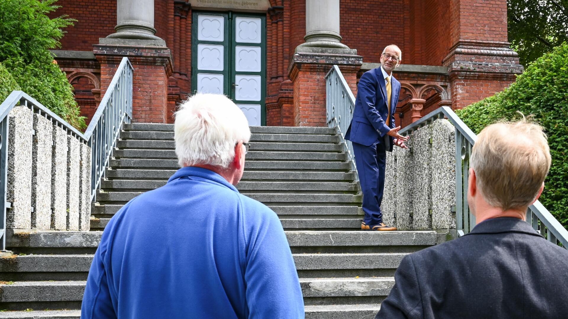 Die vier Meter hohe Treppe hinauf zur Bremerhavener Friedhofskapelle Wulsdorf ist für Menschen mit Gehbehinderung nicht zu schaffen. Davon überzeugt sich hier Baudezernent Bernd Schomaker.